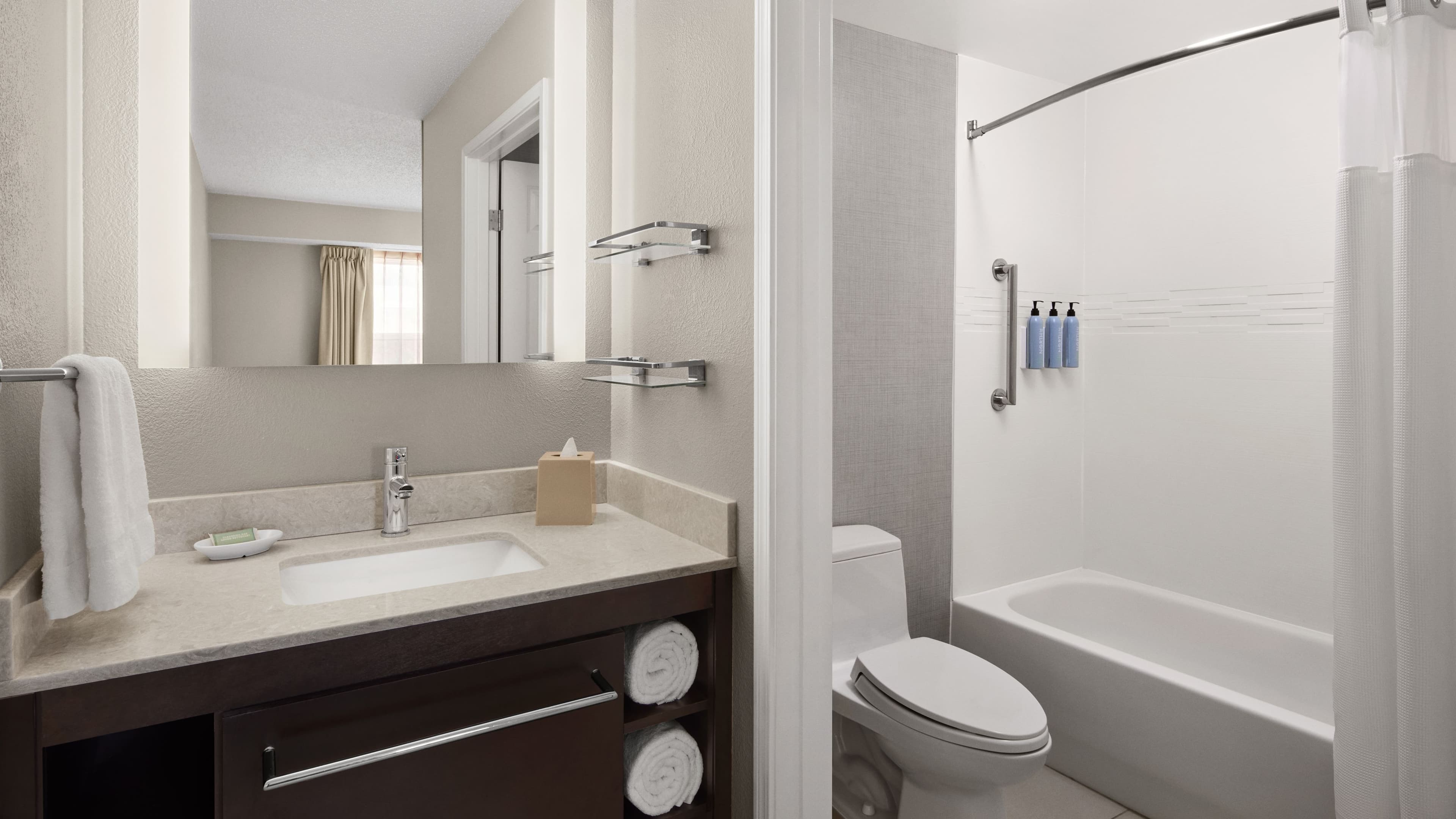 1 Bedroom Queen Suite - Image 5