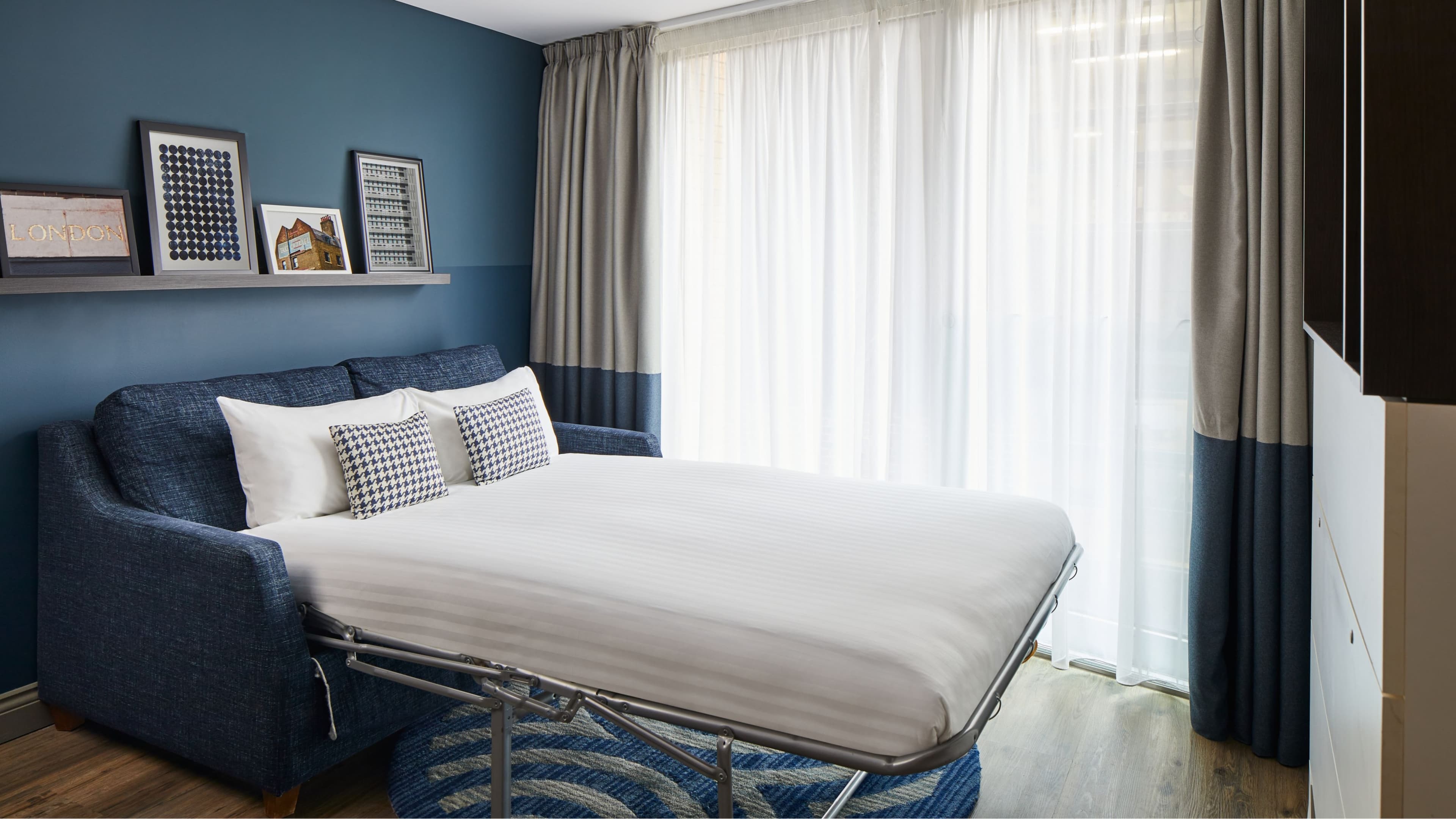 One Bedroom Open Plan - Image 3