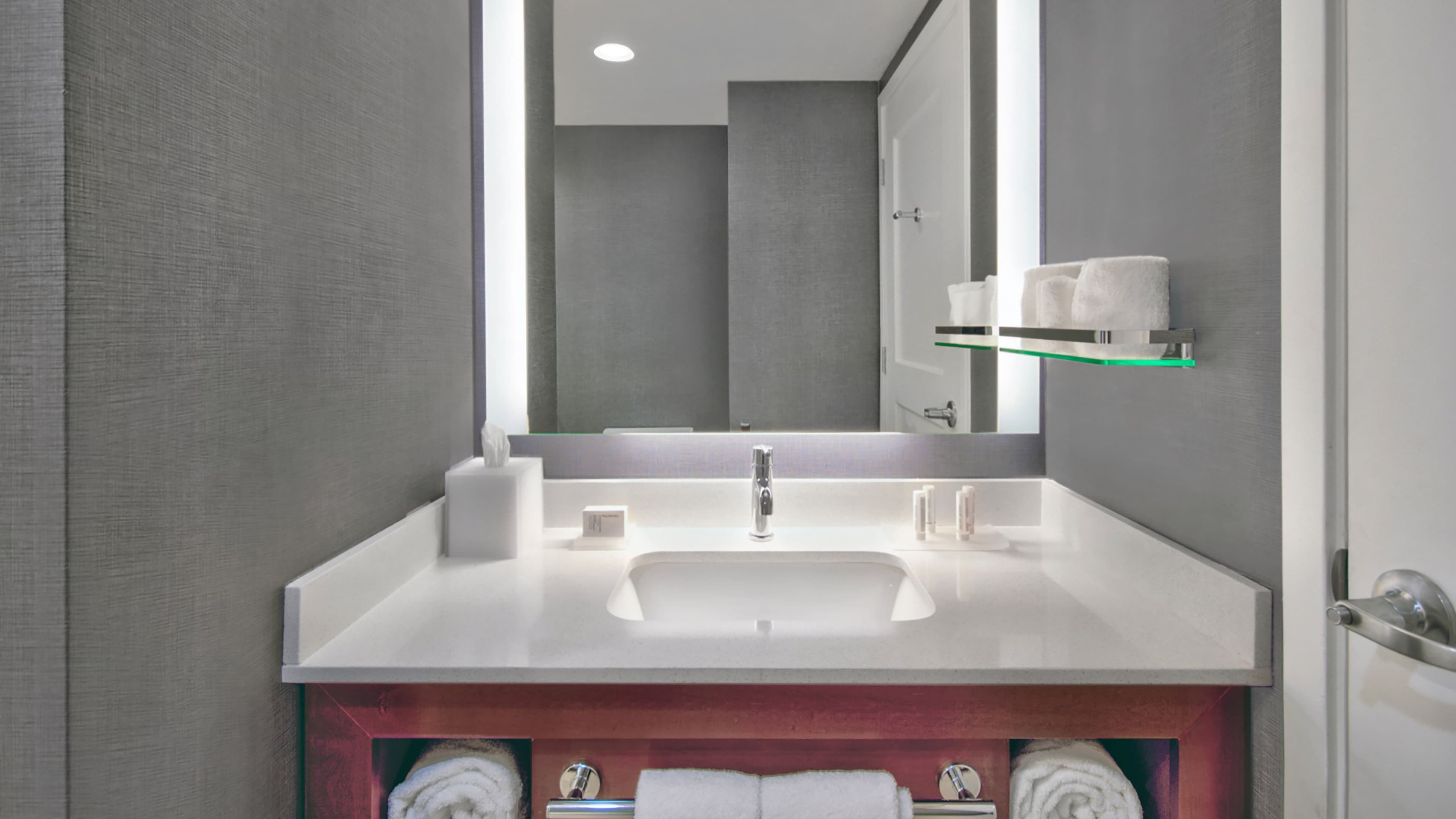 Studio King Suite - Image 3