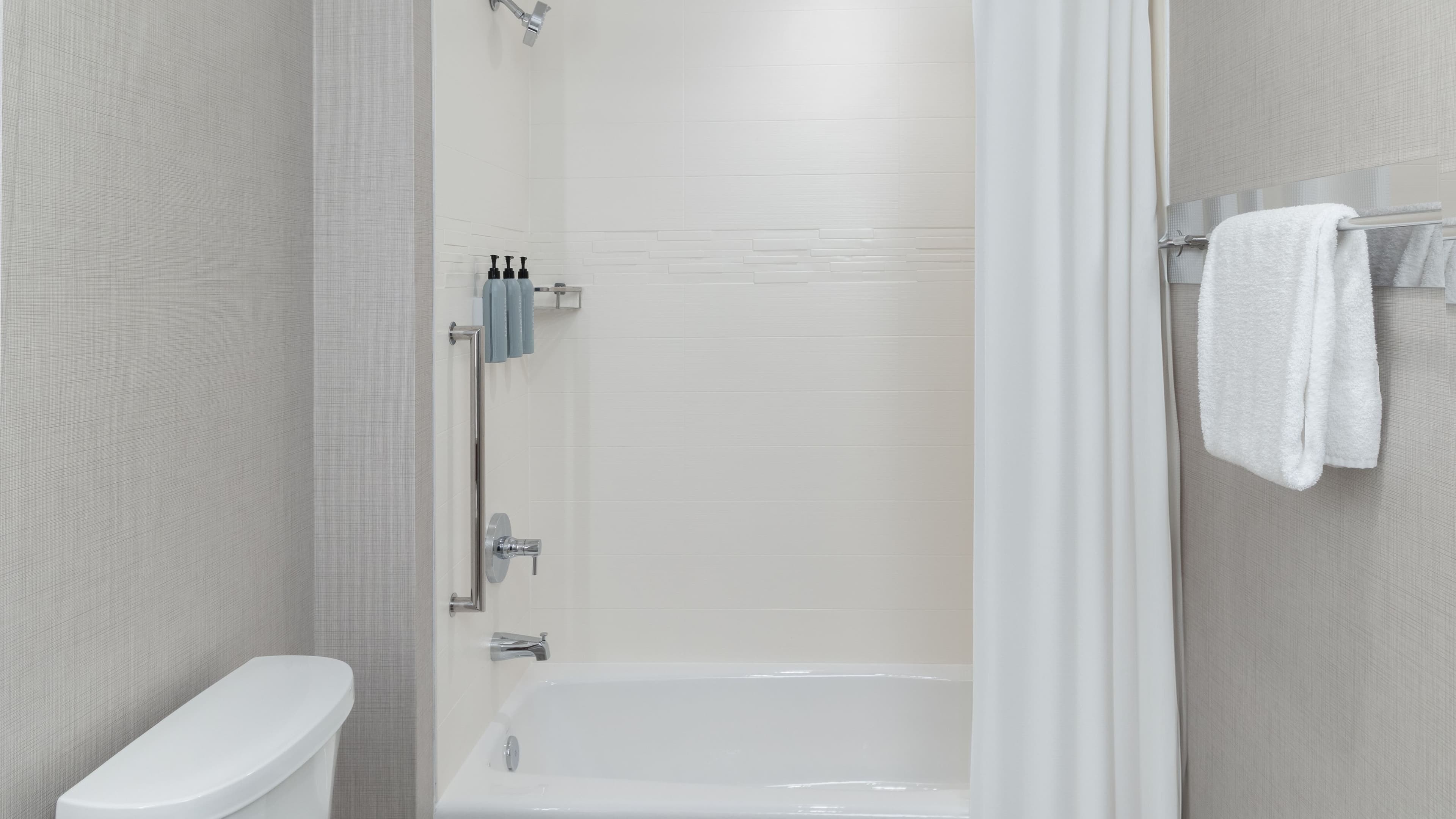 One Bedroom with Bathtub - Image 5