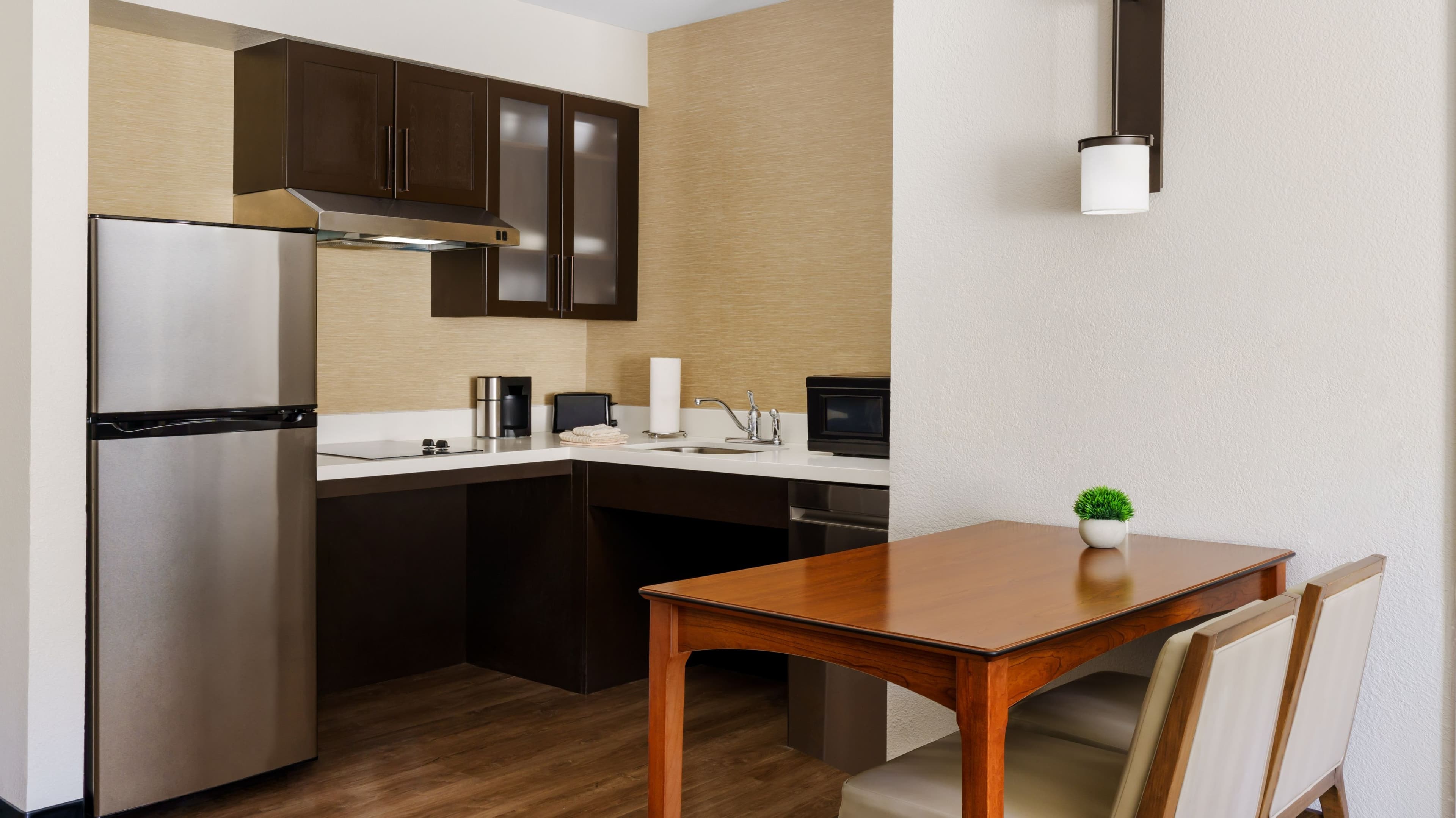 1 Bedroom 2 room Suite - Image 5