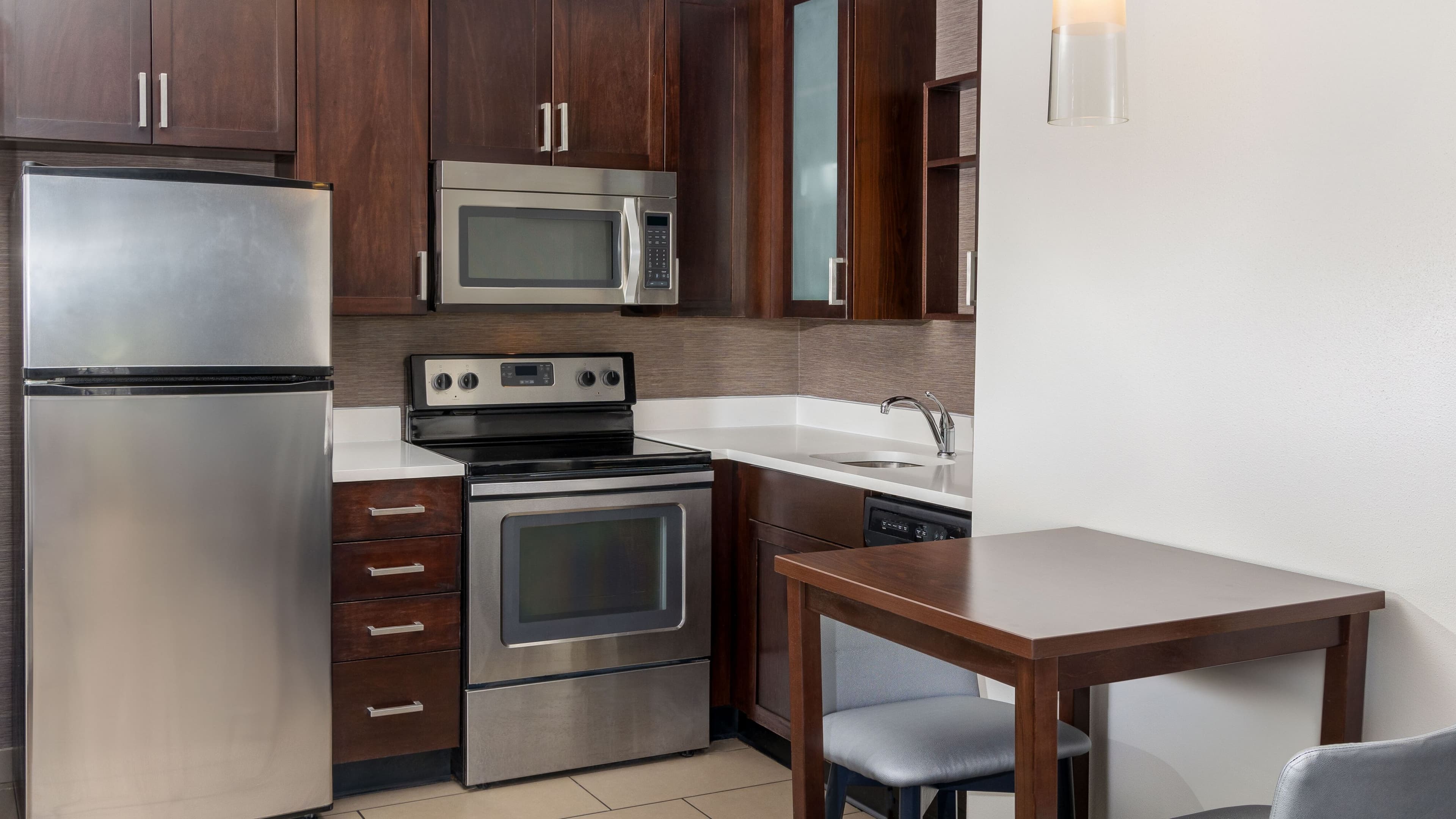 One Bedroom with Oven - Image 4