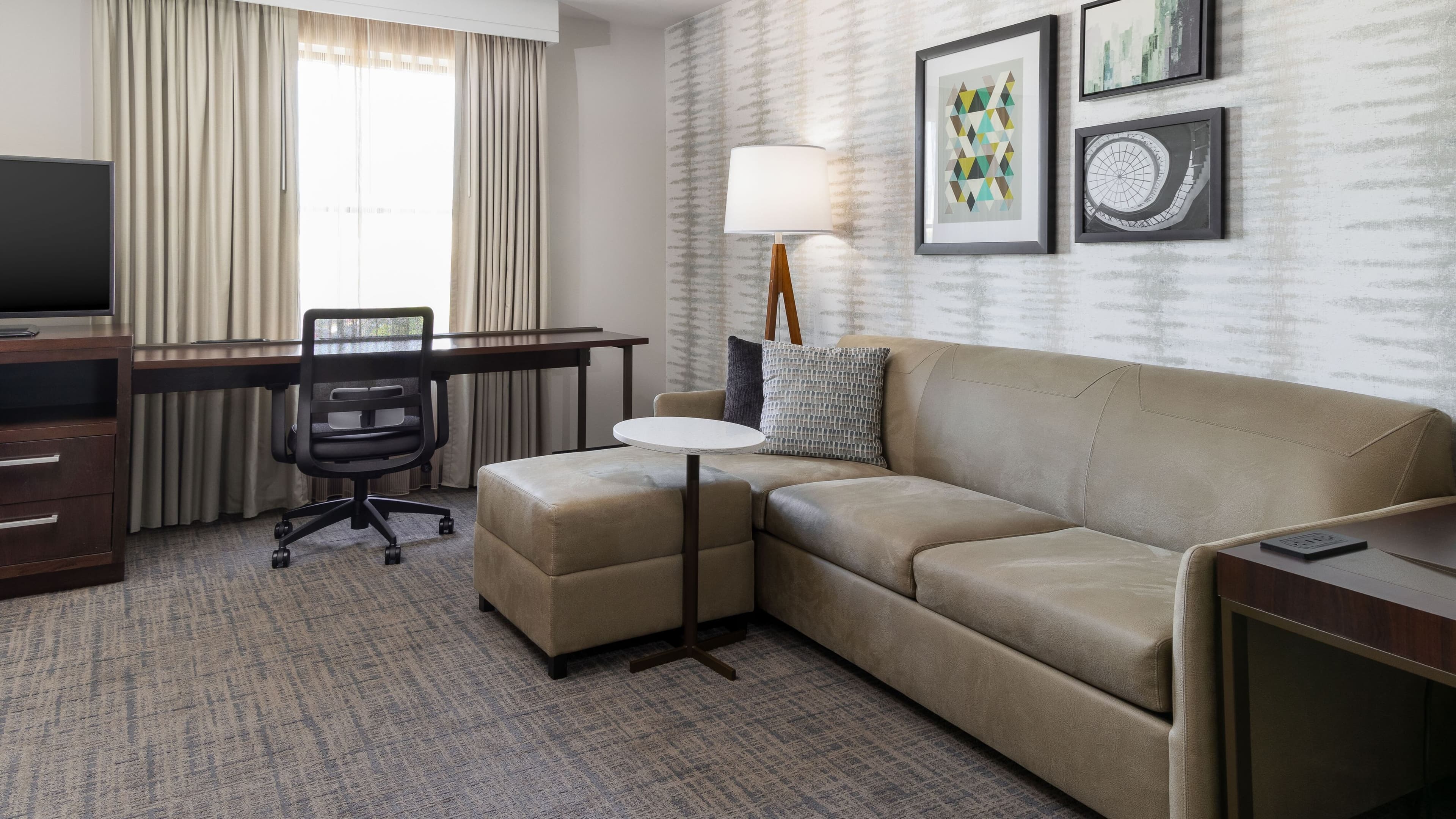 One Bedroom with Oven - Image 1