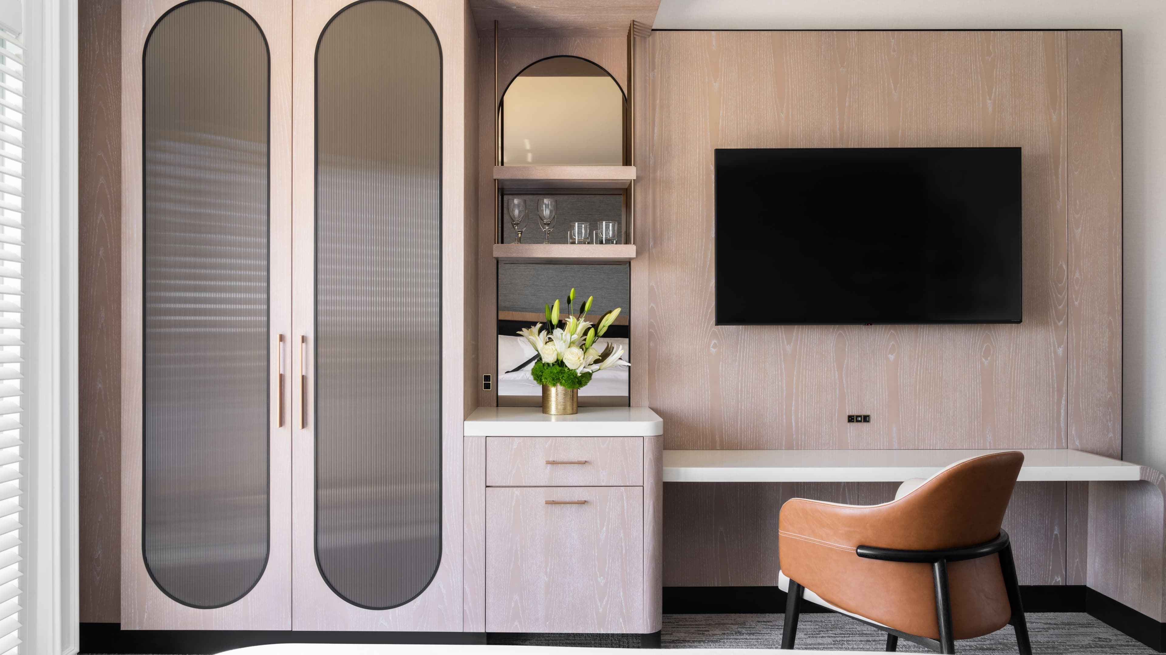 Tower Deluxe - Image 2