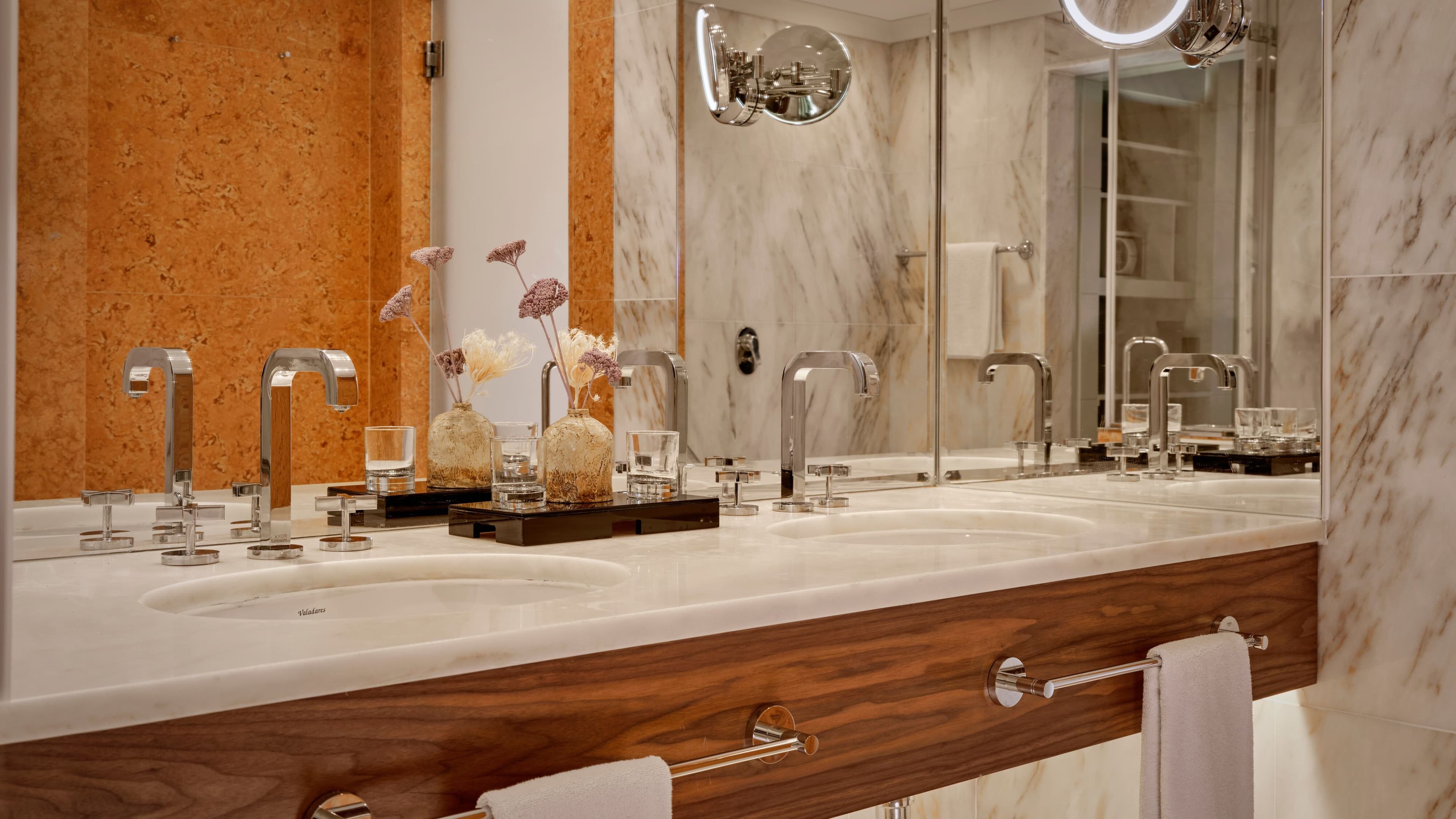 Deluxe Room - Image 9