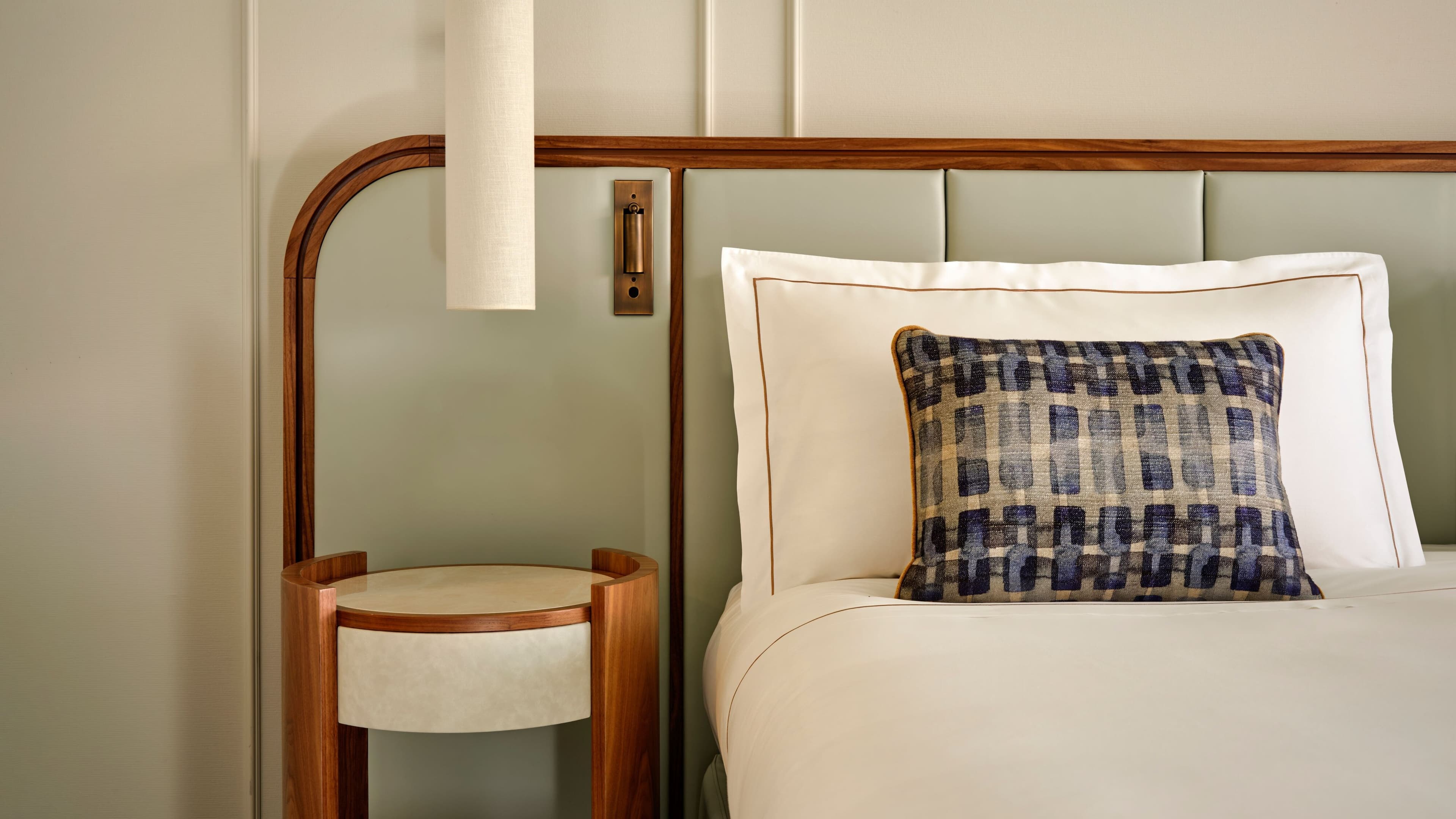 Deluxe Room - Image 8