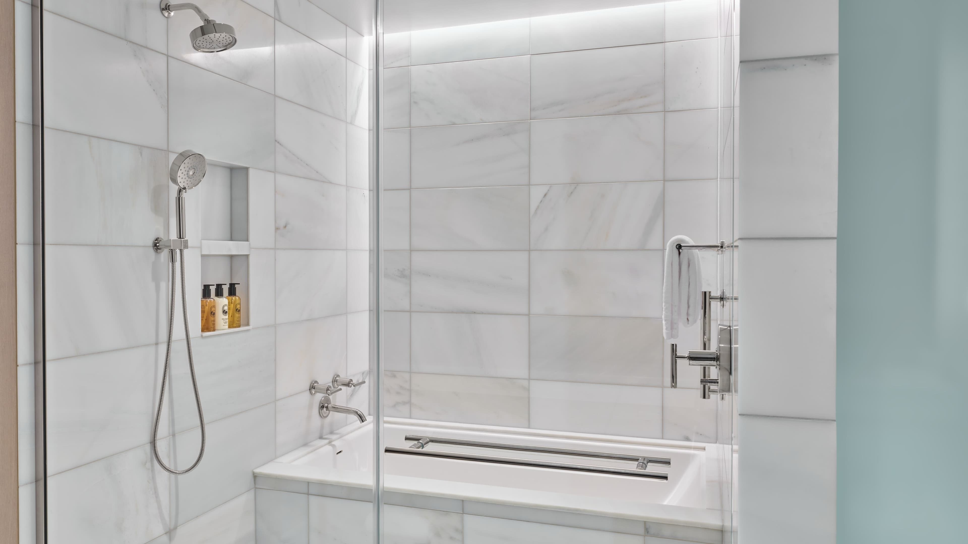 Deluxe Guest room - Image 5