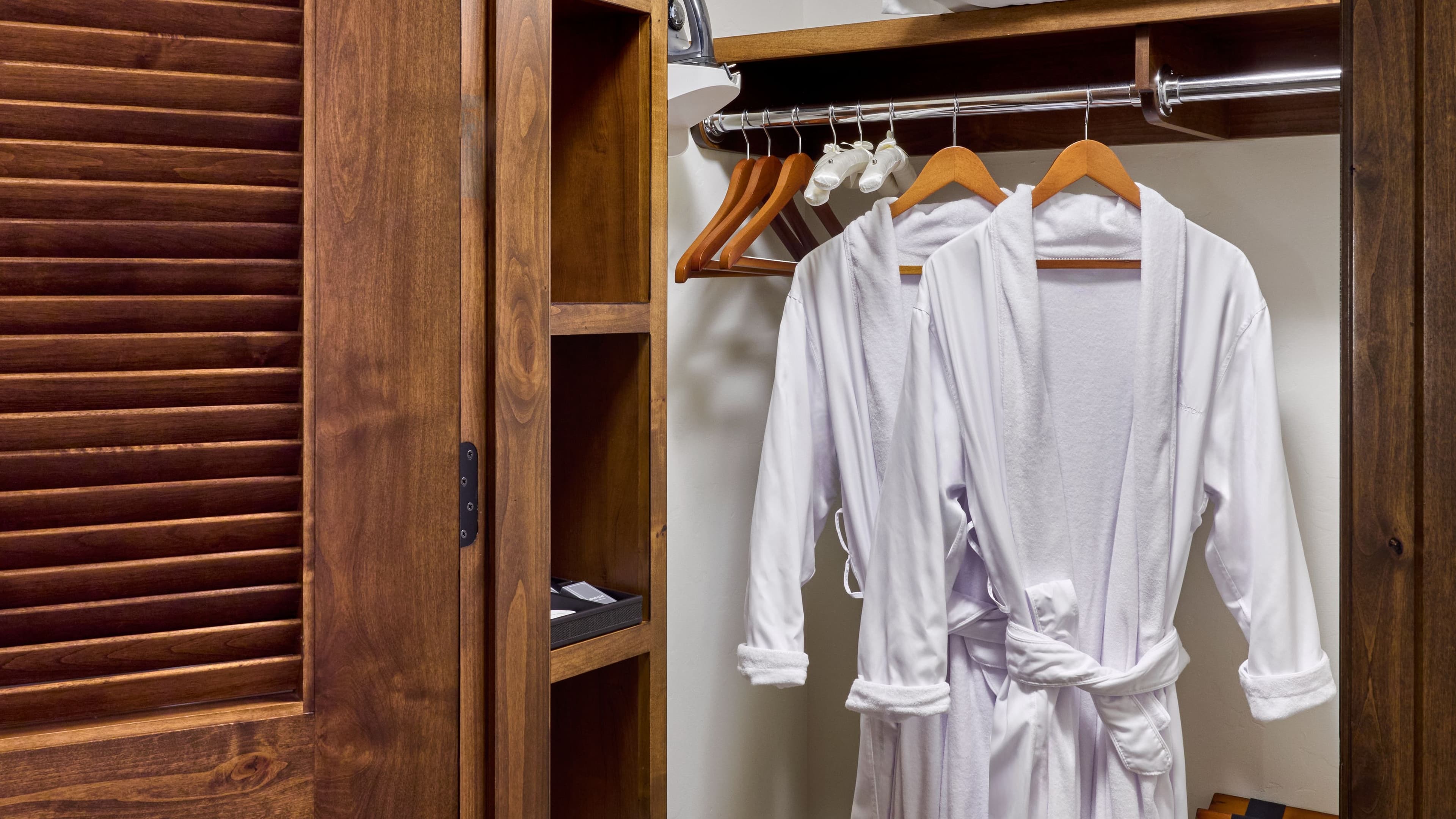 Ridge View Guestroom - Image 4