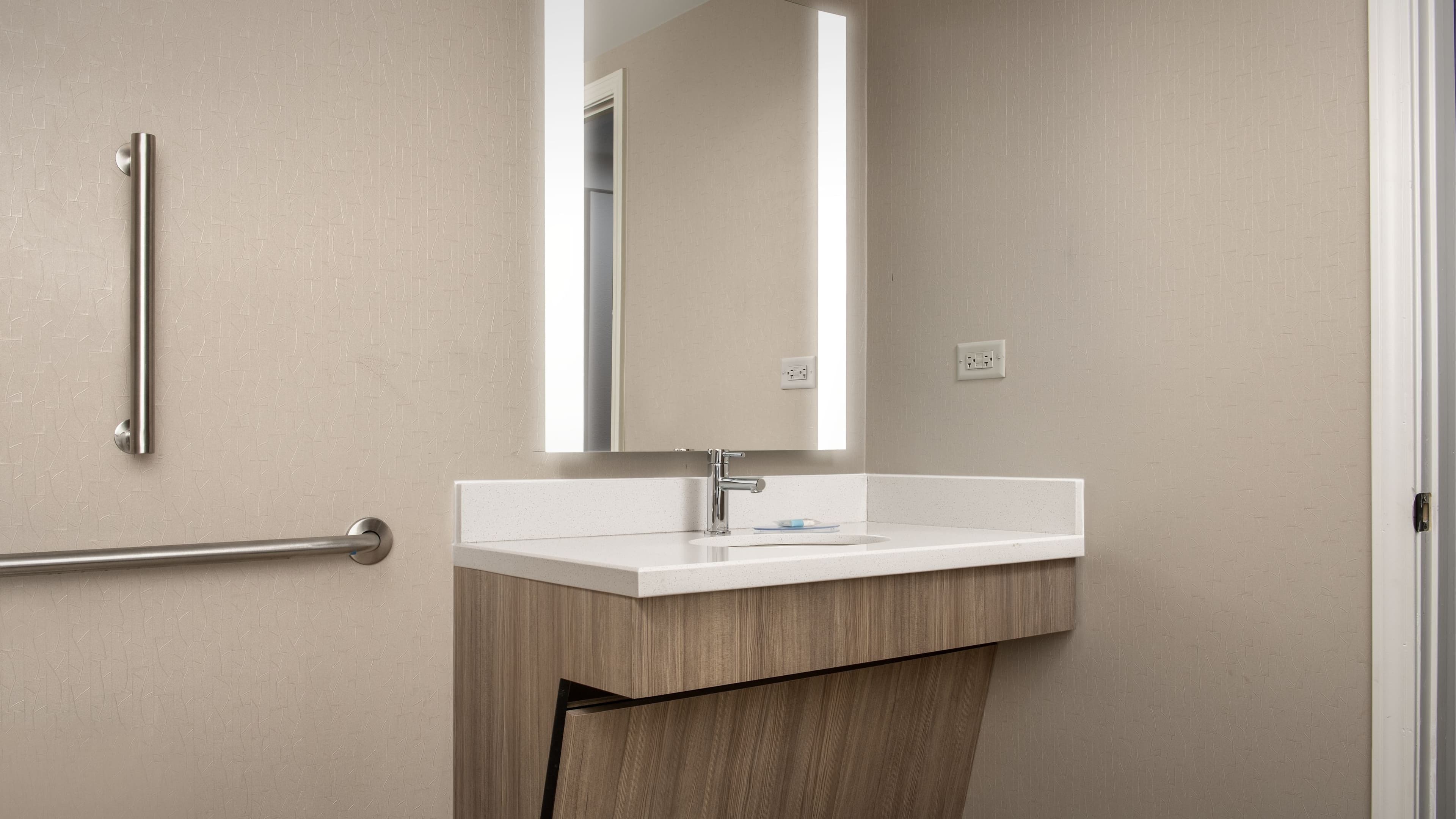 Two Queens - Image 9