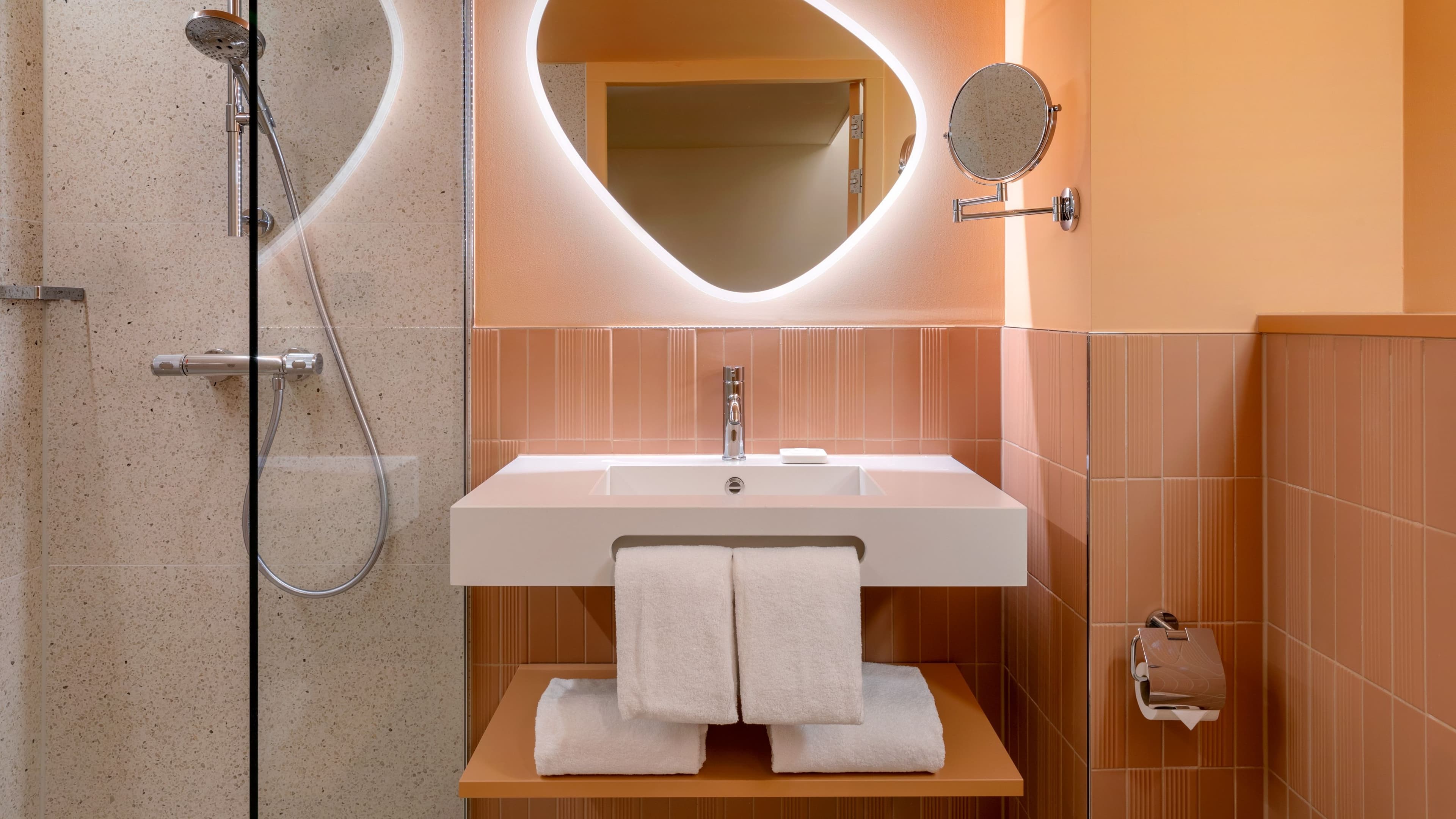 Deluxe Twin Room - Image 7