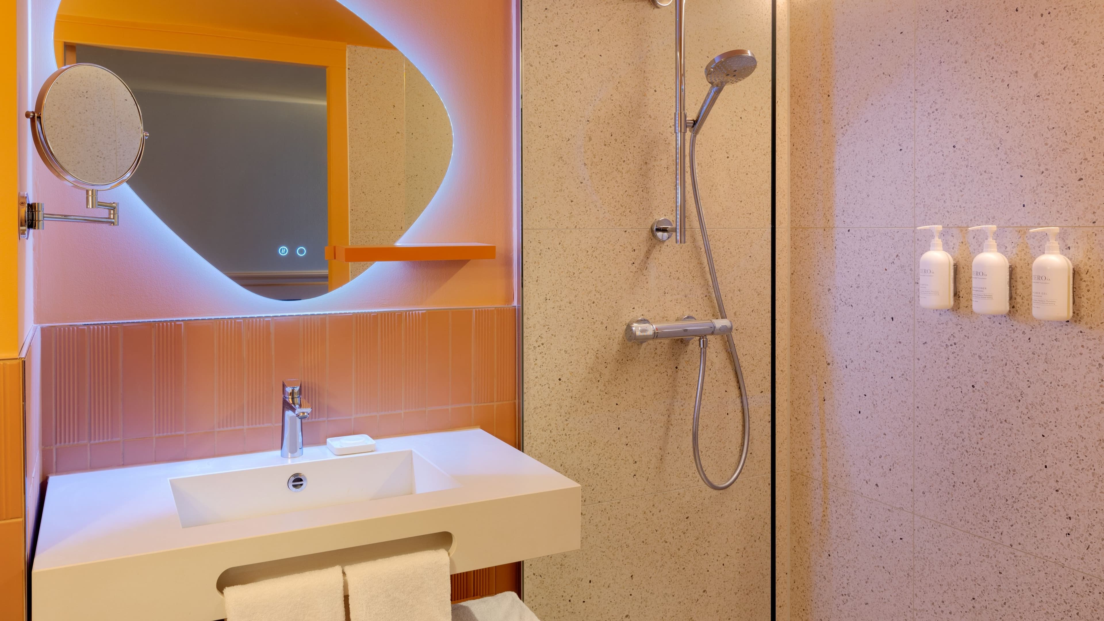 Deluxe Twin Room - Image 9