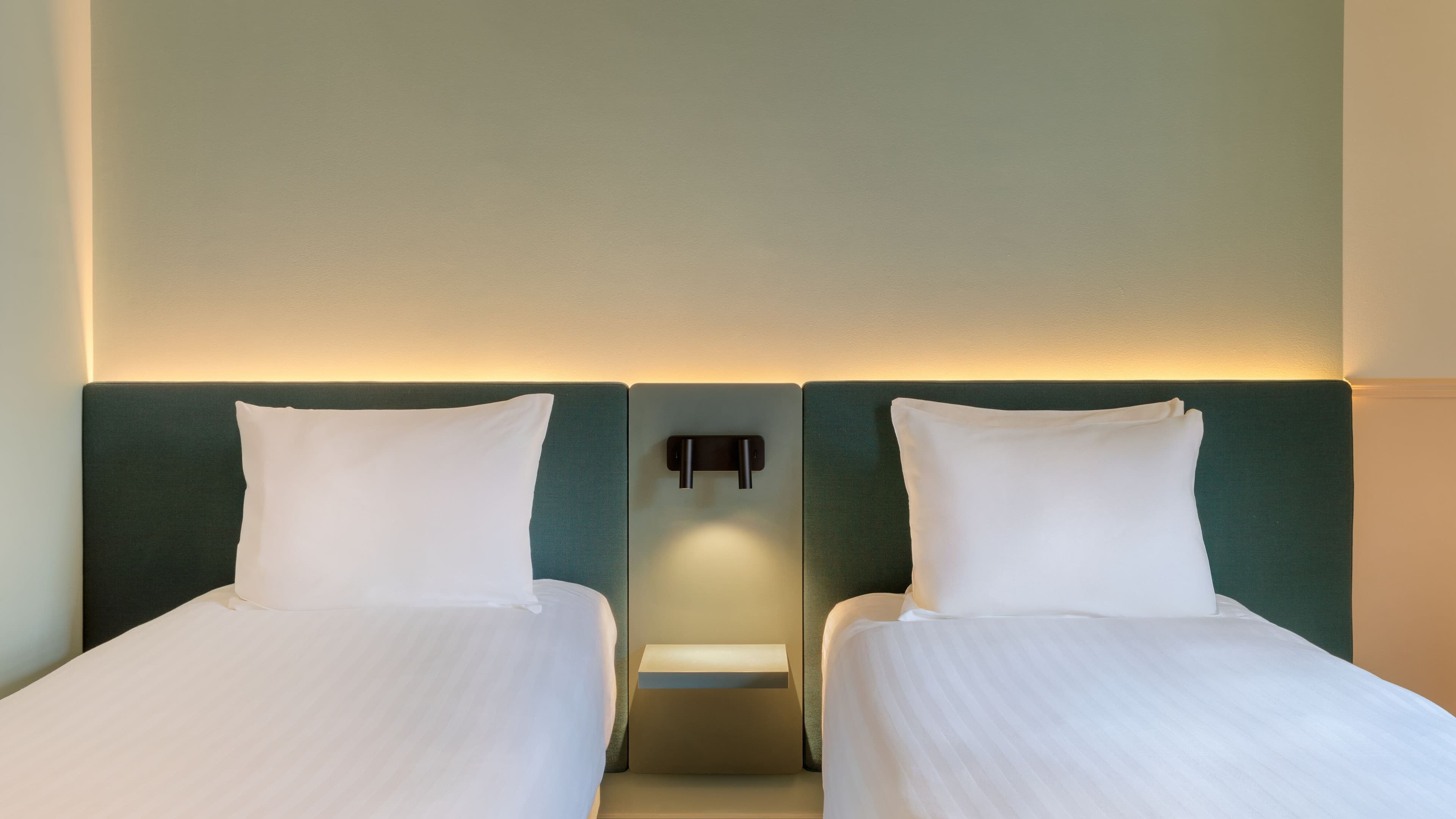 Deluxe Twin Room - Image 4