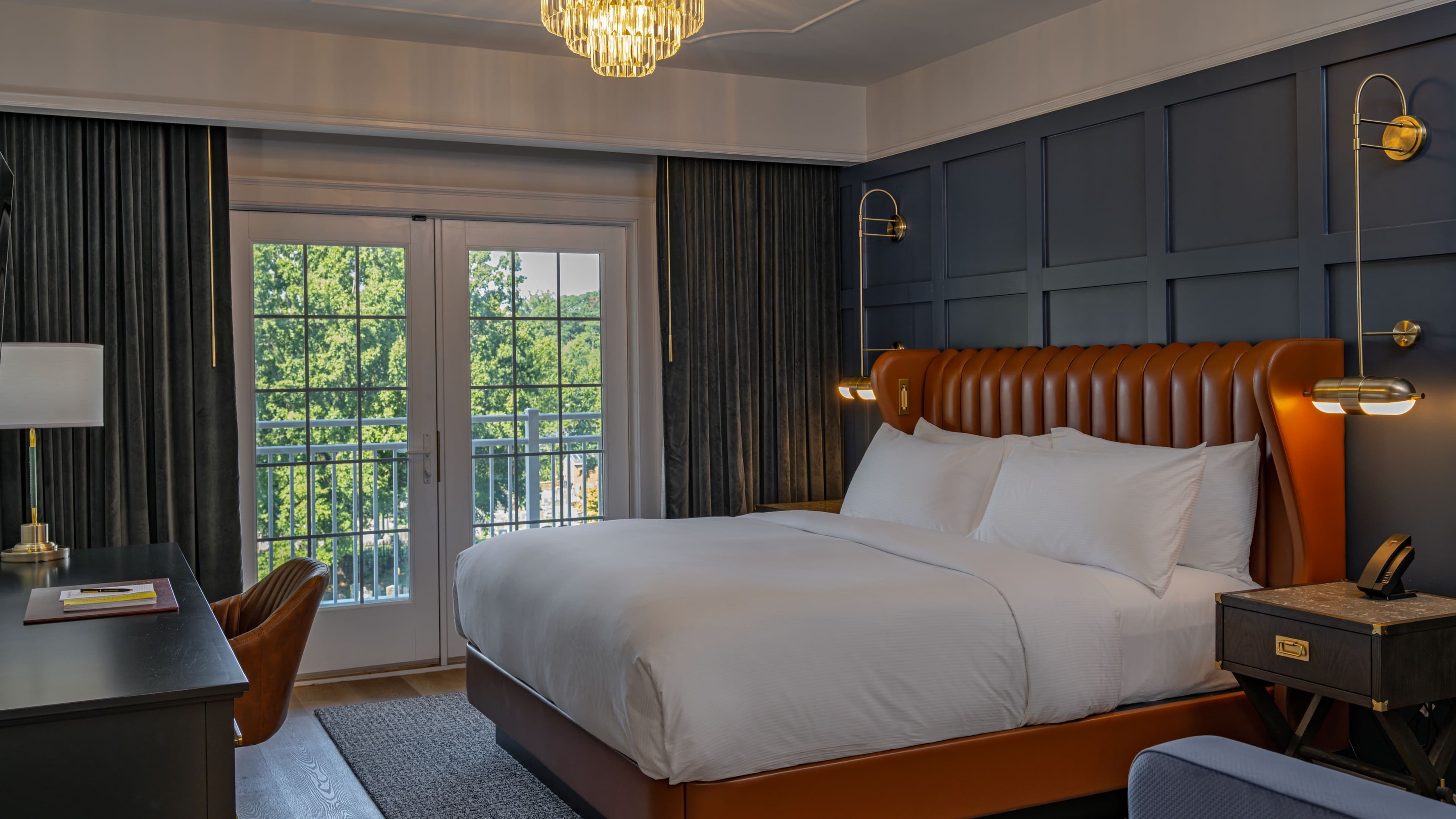 Deluxe King Room - Image 2