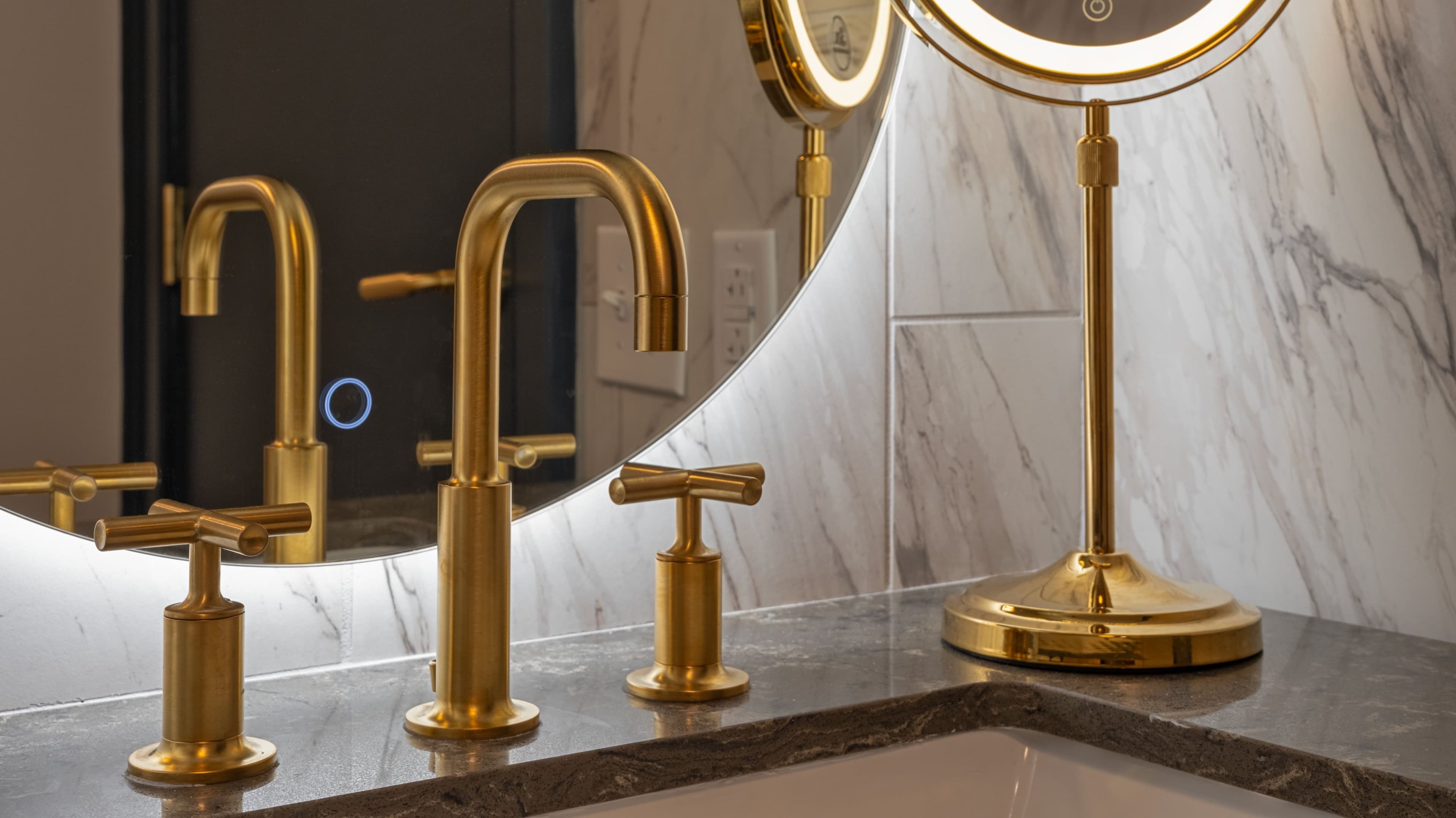 Deluxe King Room - Image 5