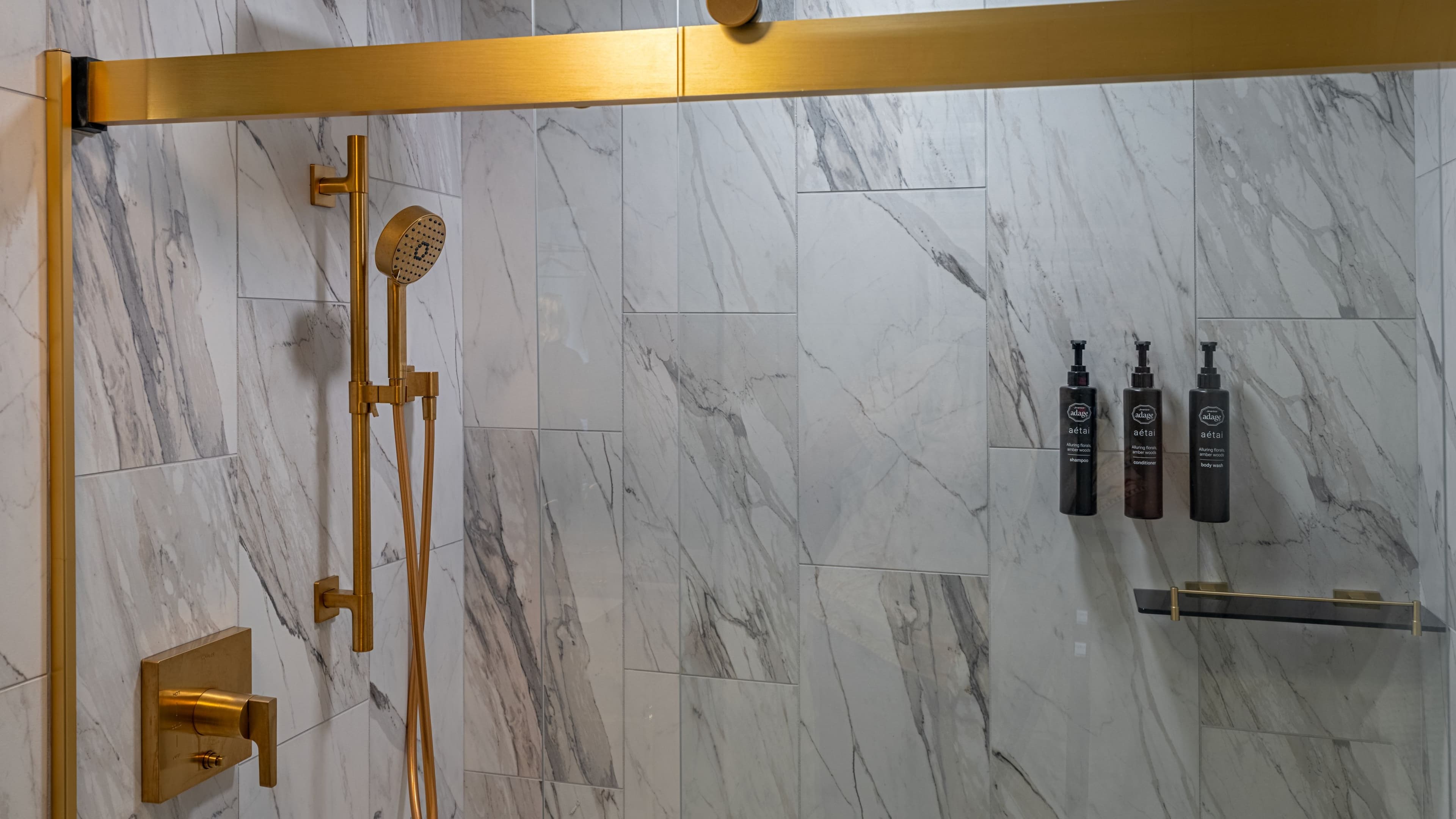 Deluxe King Room - Image 6