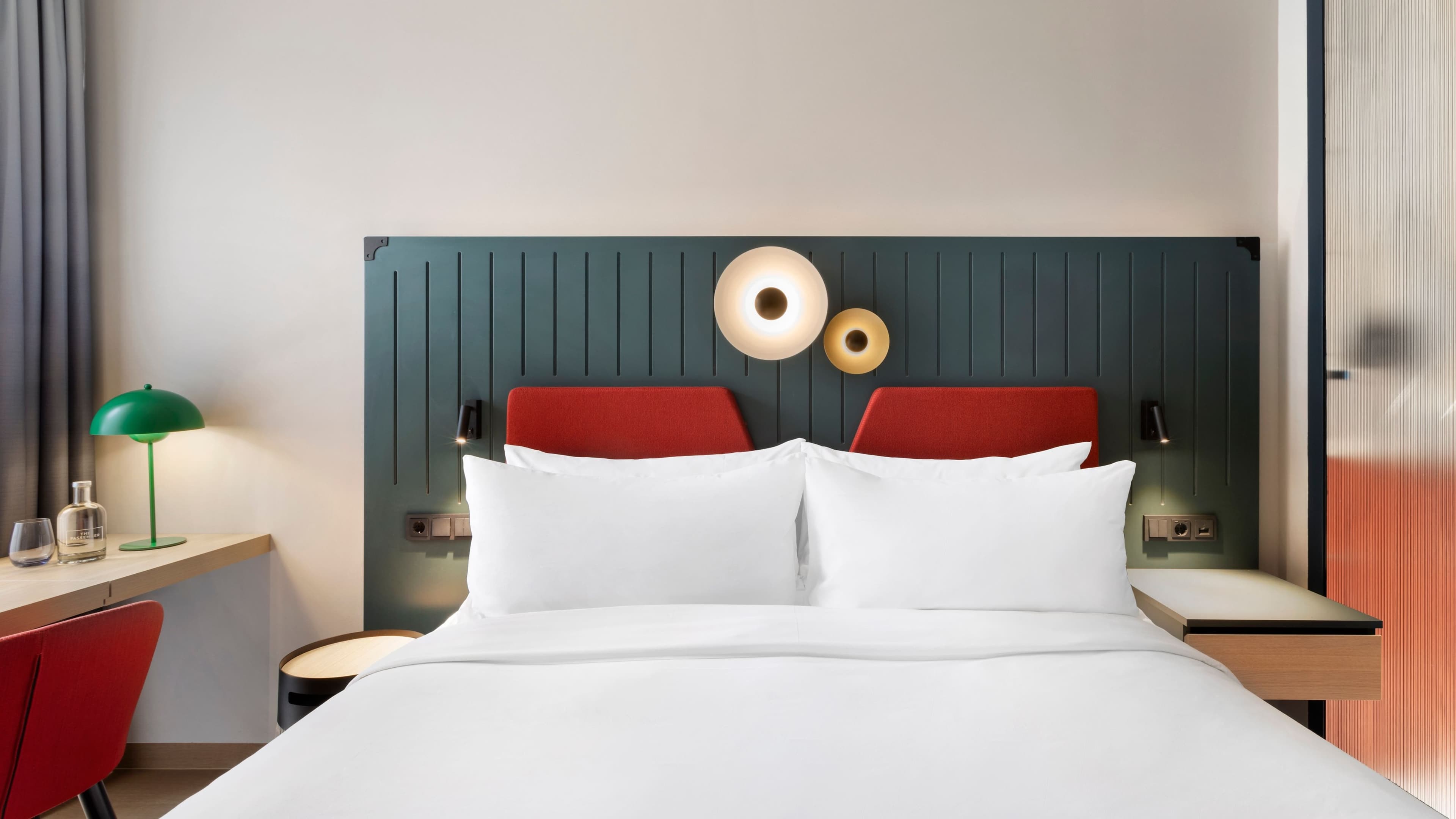 Deluxe King Courtyard - Image 6