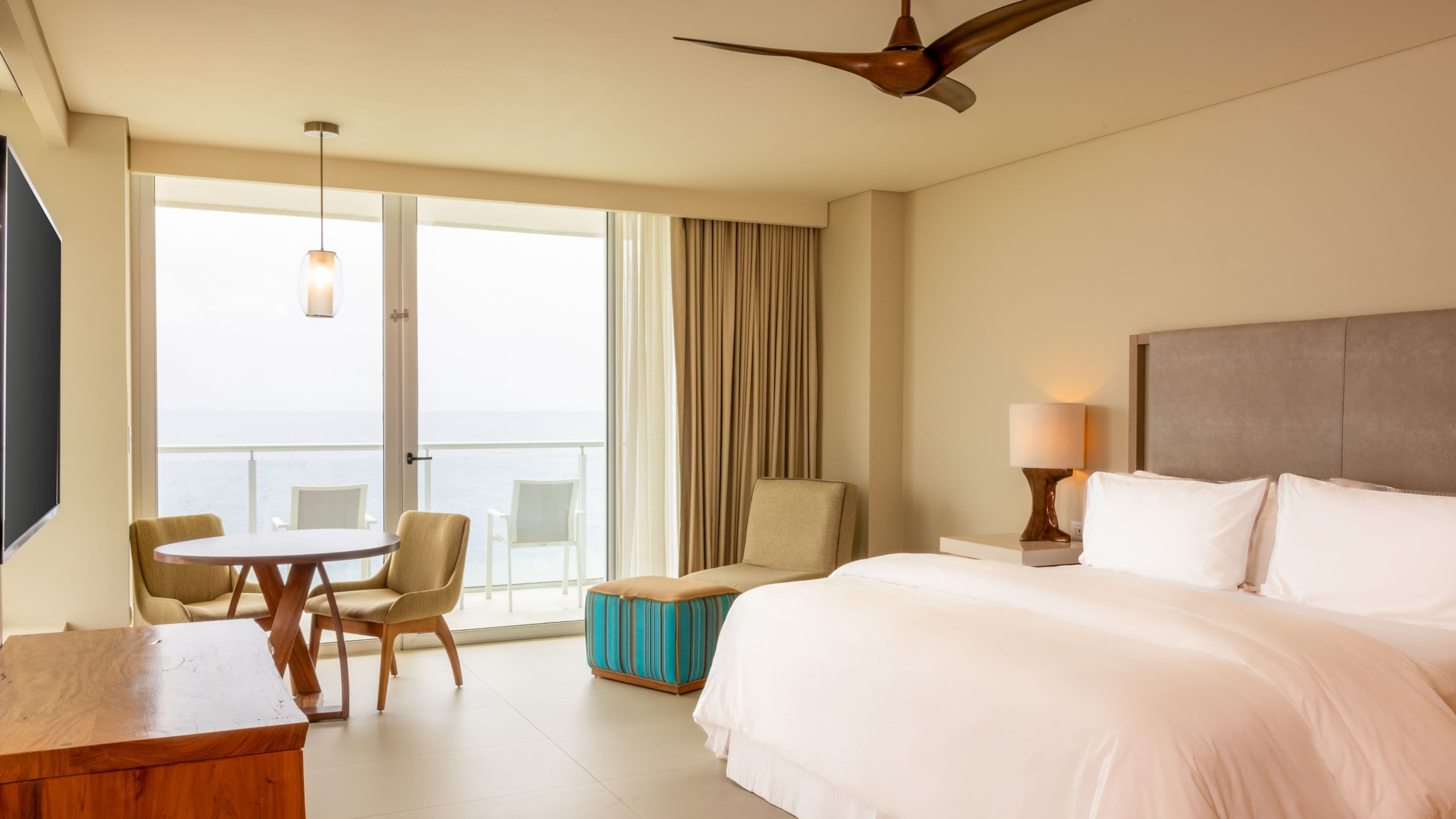 Classic Balcony 1 King - Image 3