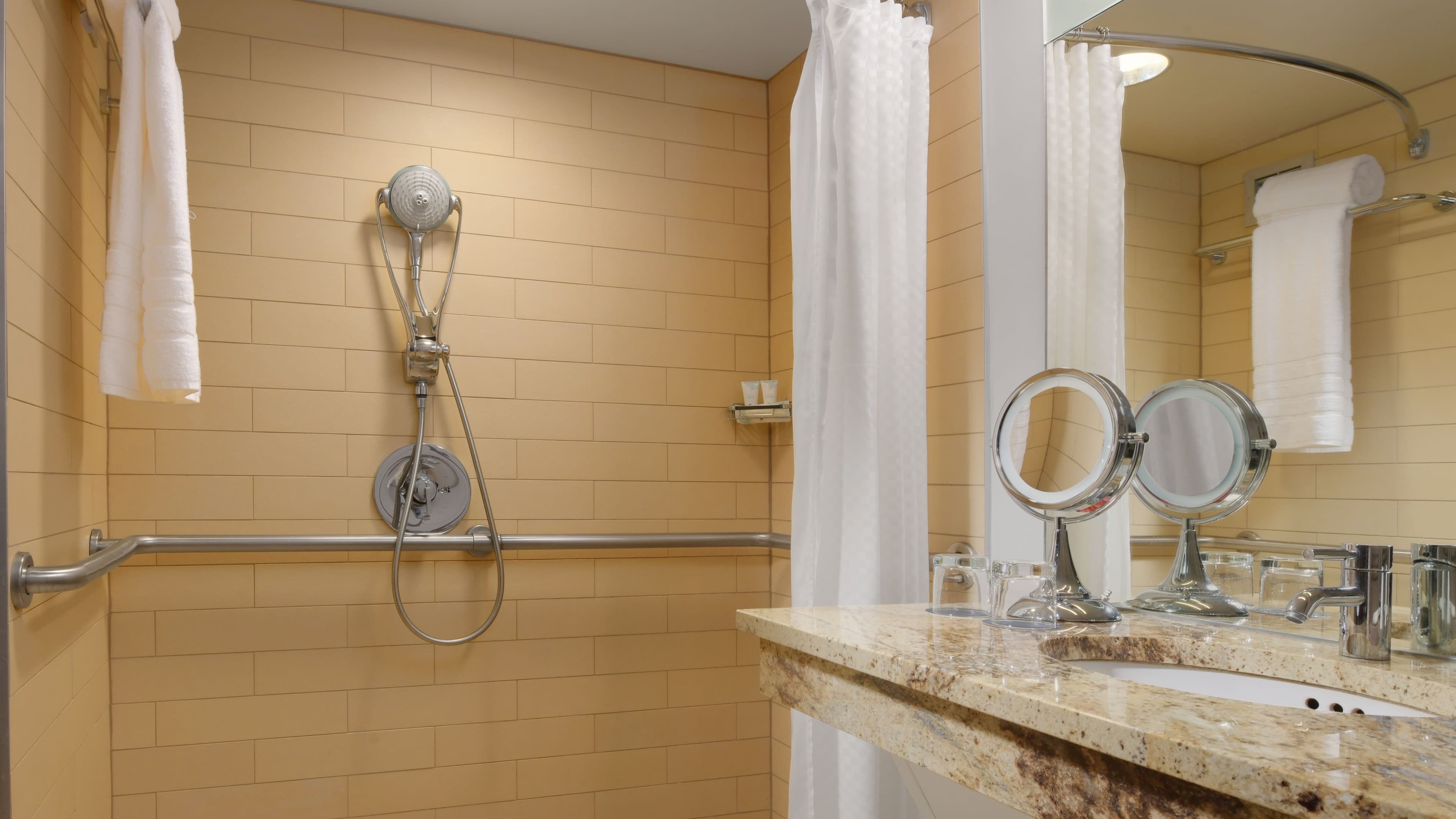 Deluxe Queen Queen - Image 4