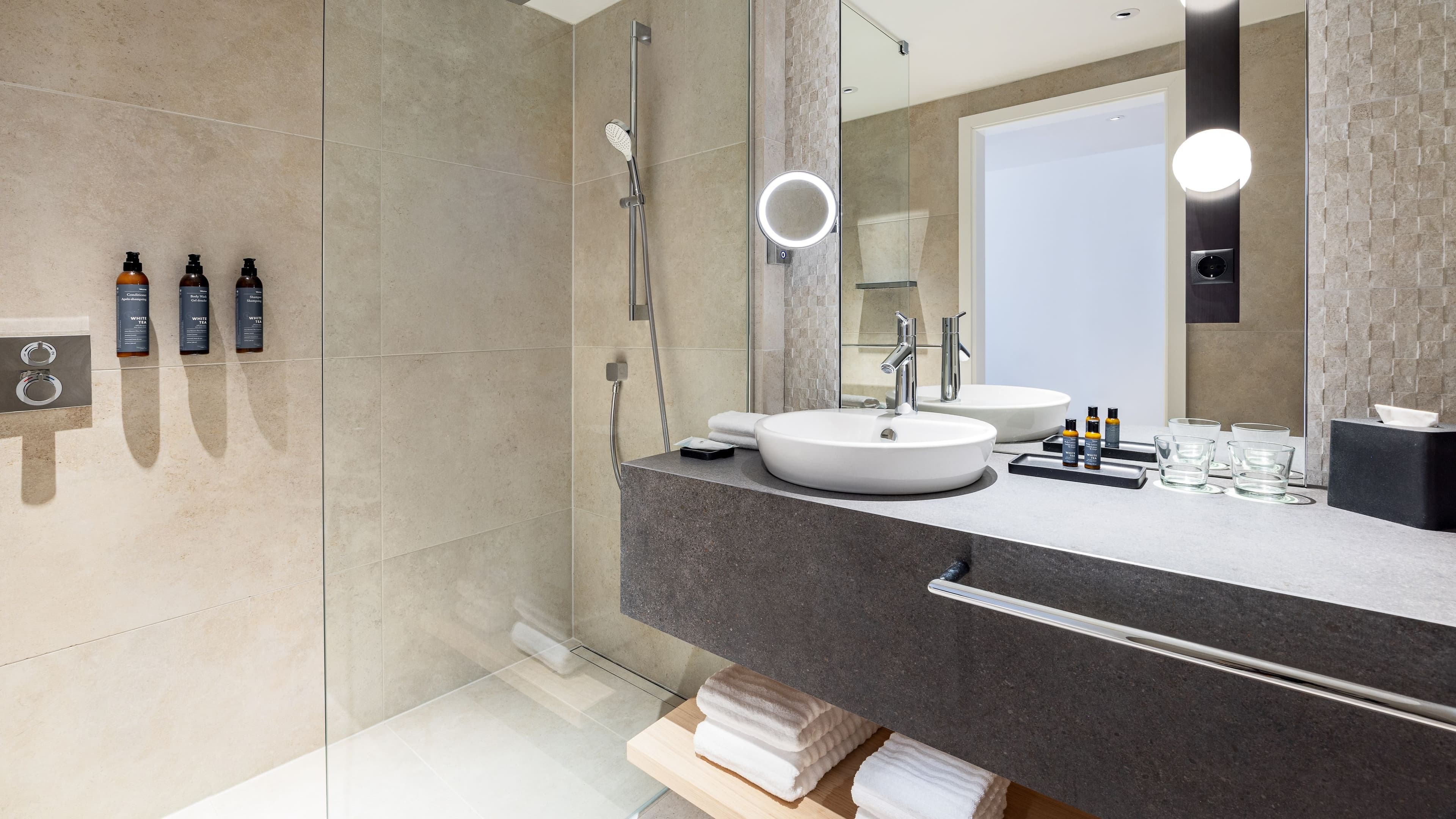 Deluxe Guest room - Image 12