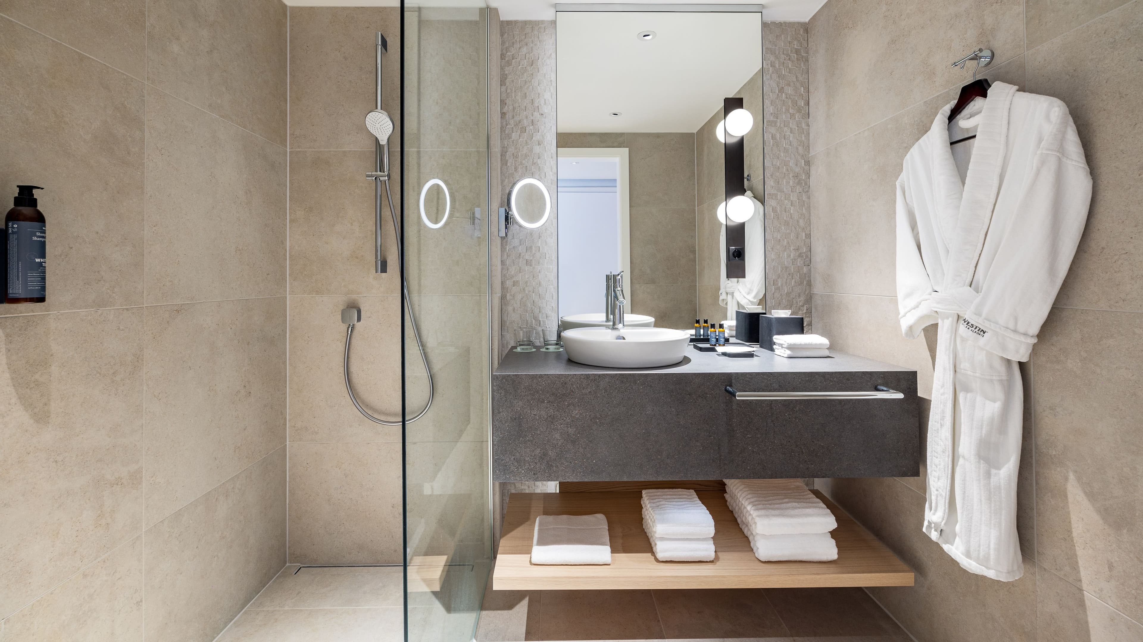 Deluxe Guest room - Image 11