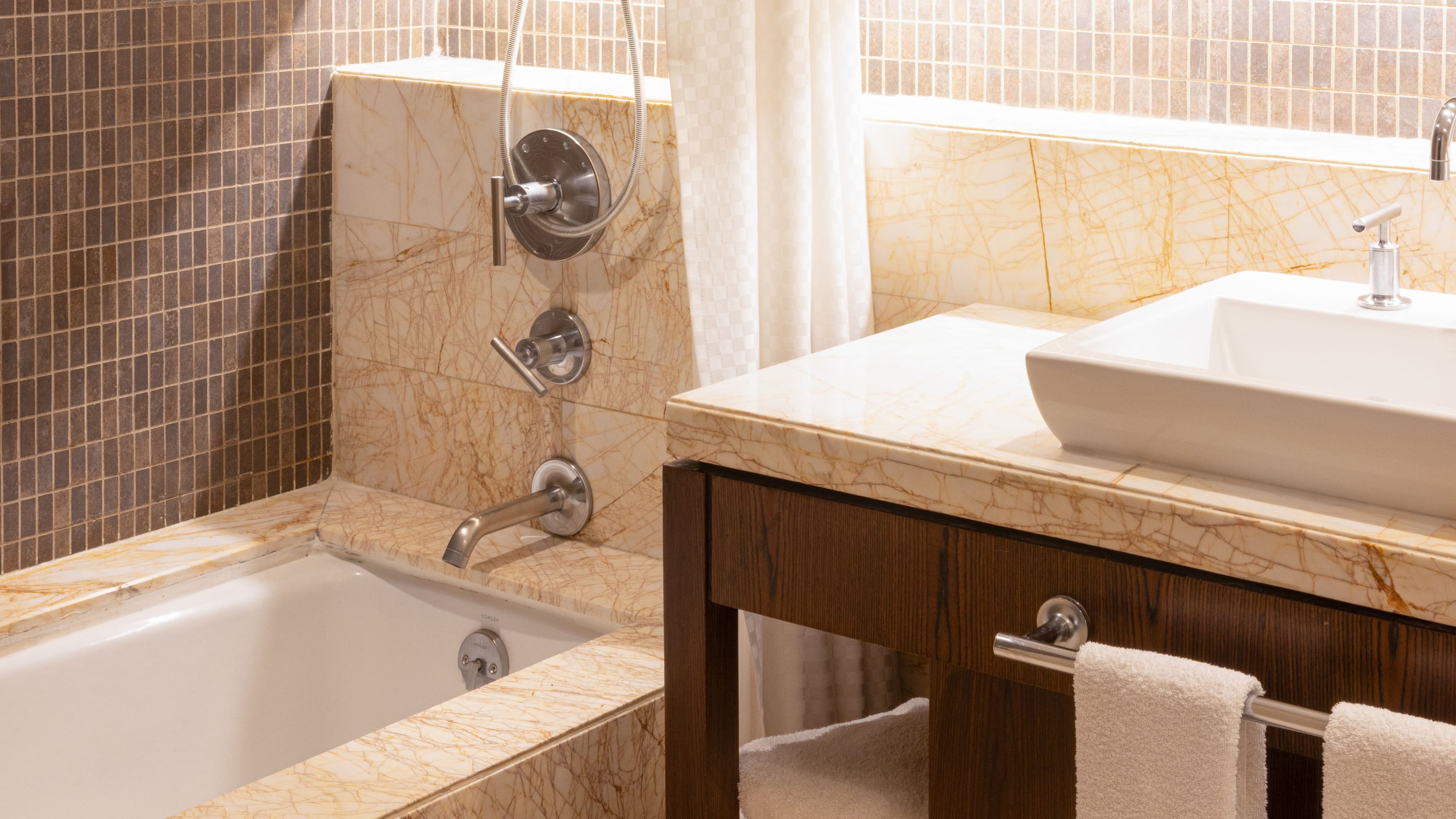 Deluxe Guest room - Image 4