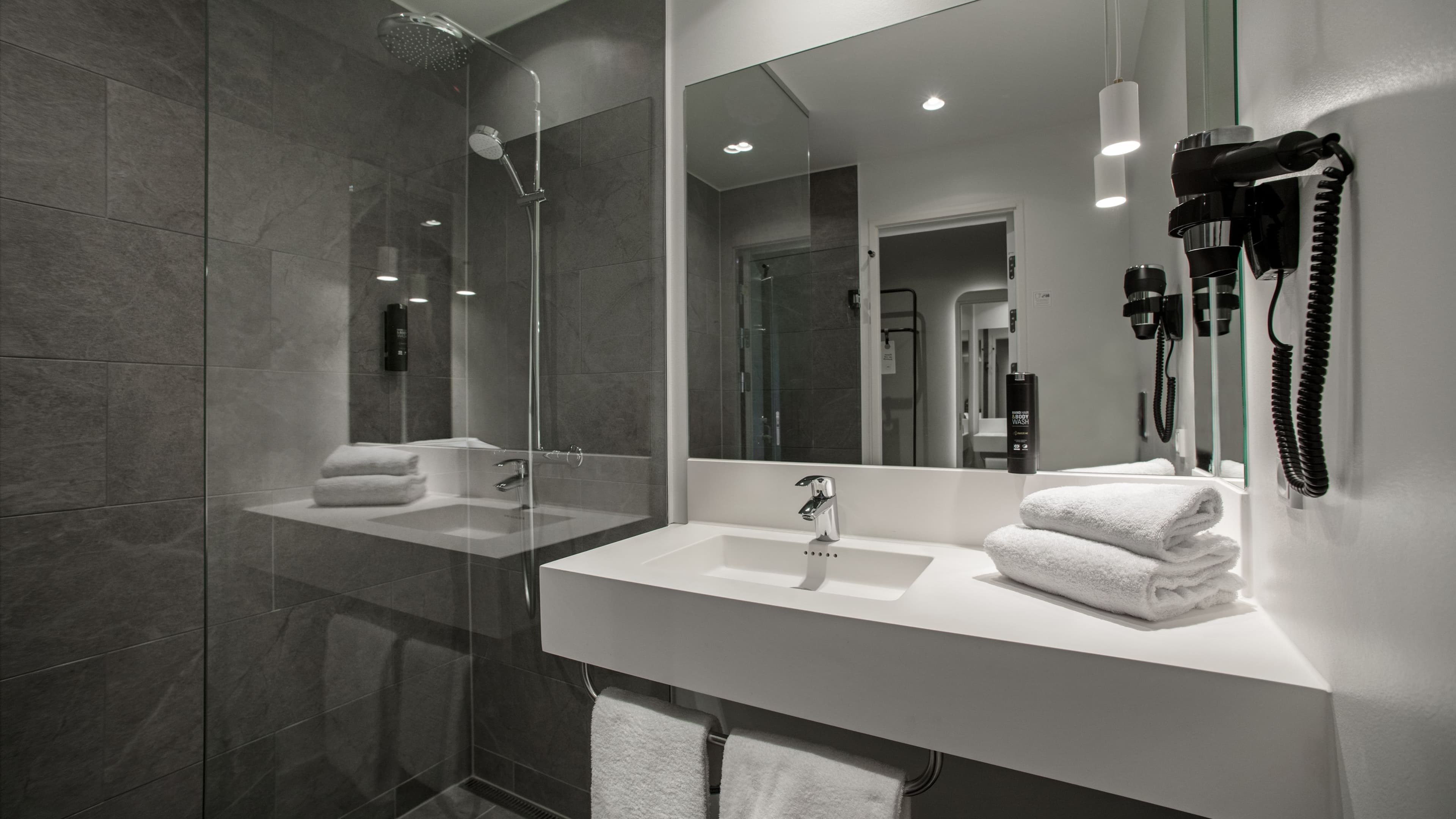 Standard Double Room - Image 4