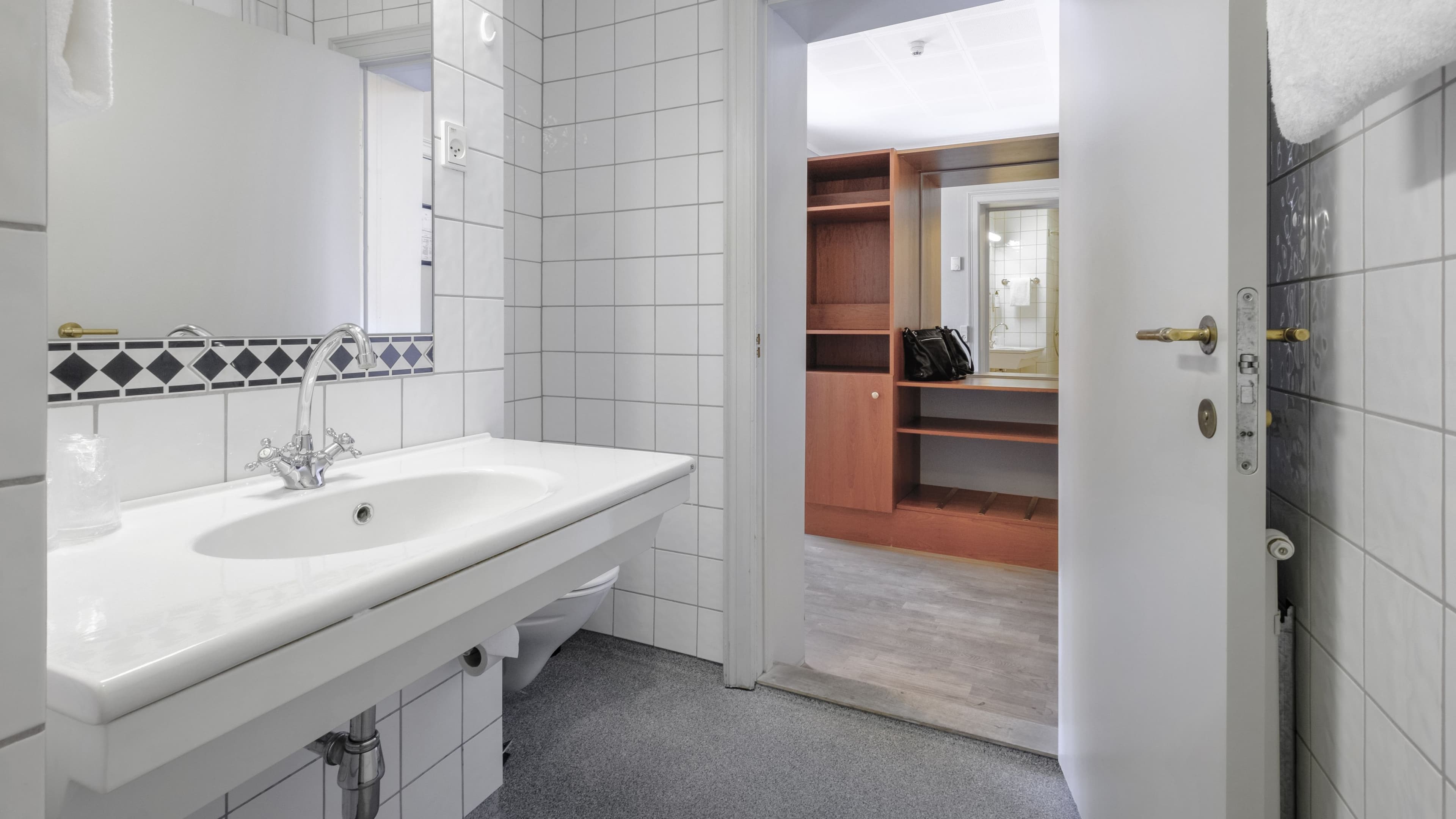 Standard Double Room - Image 5