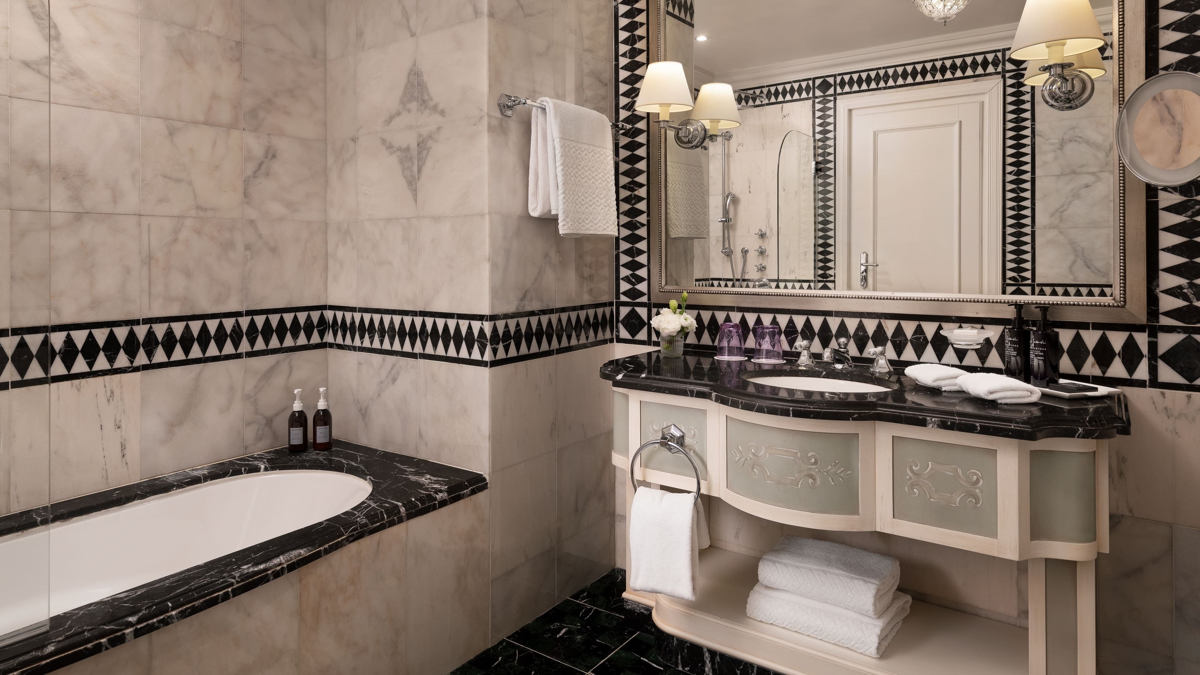 Deluxe Guest room - Image 5