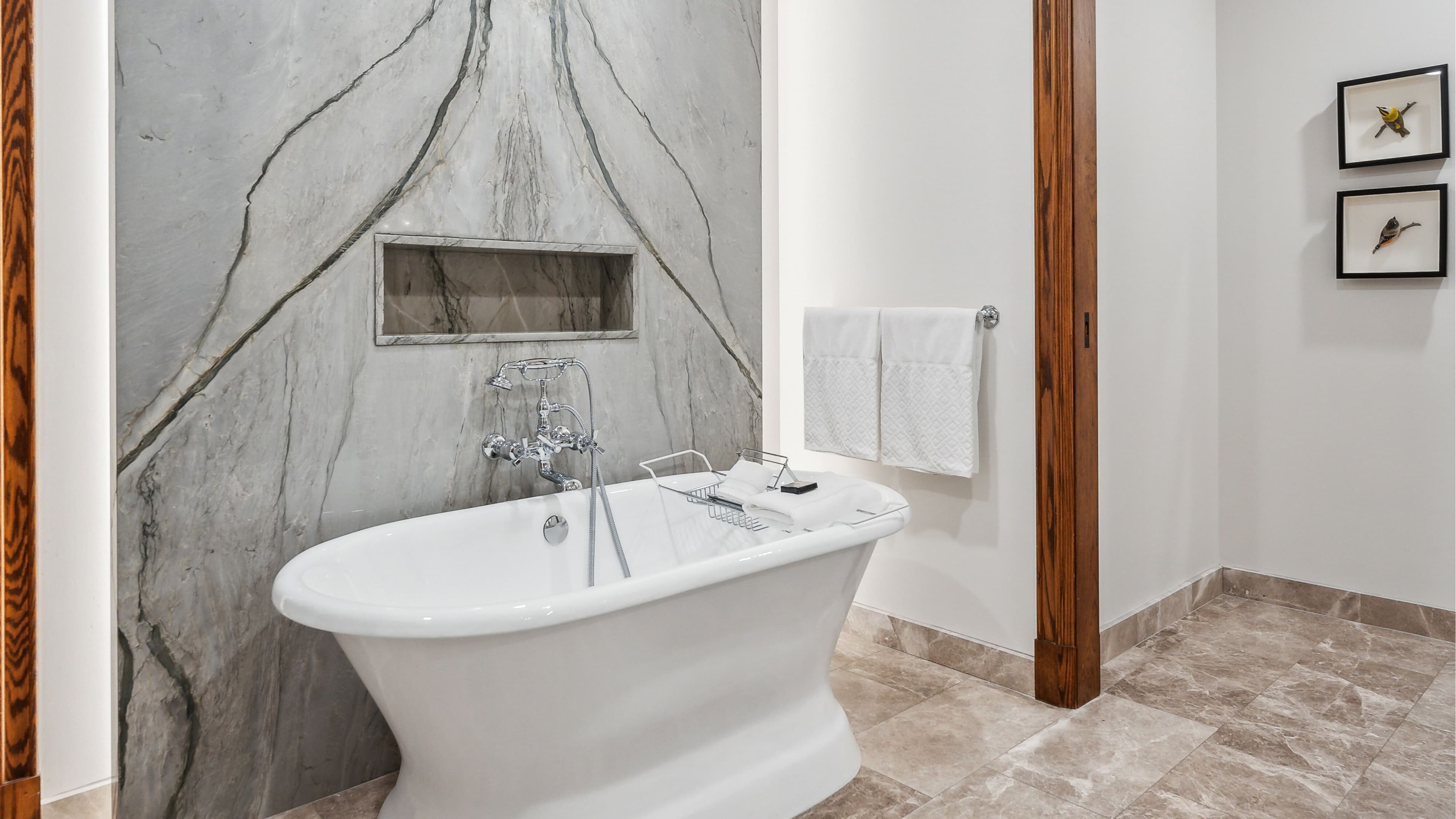 Snow Park Queen Room - Image 6