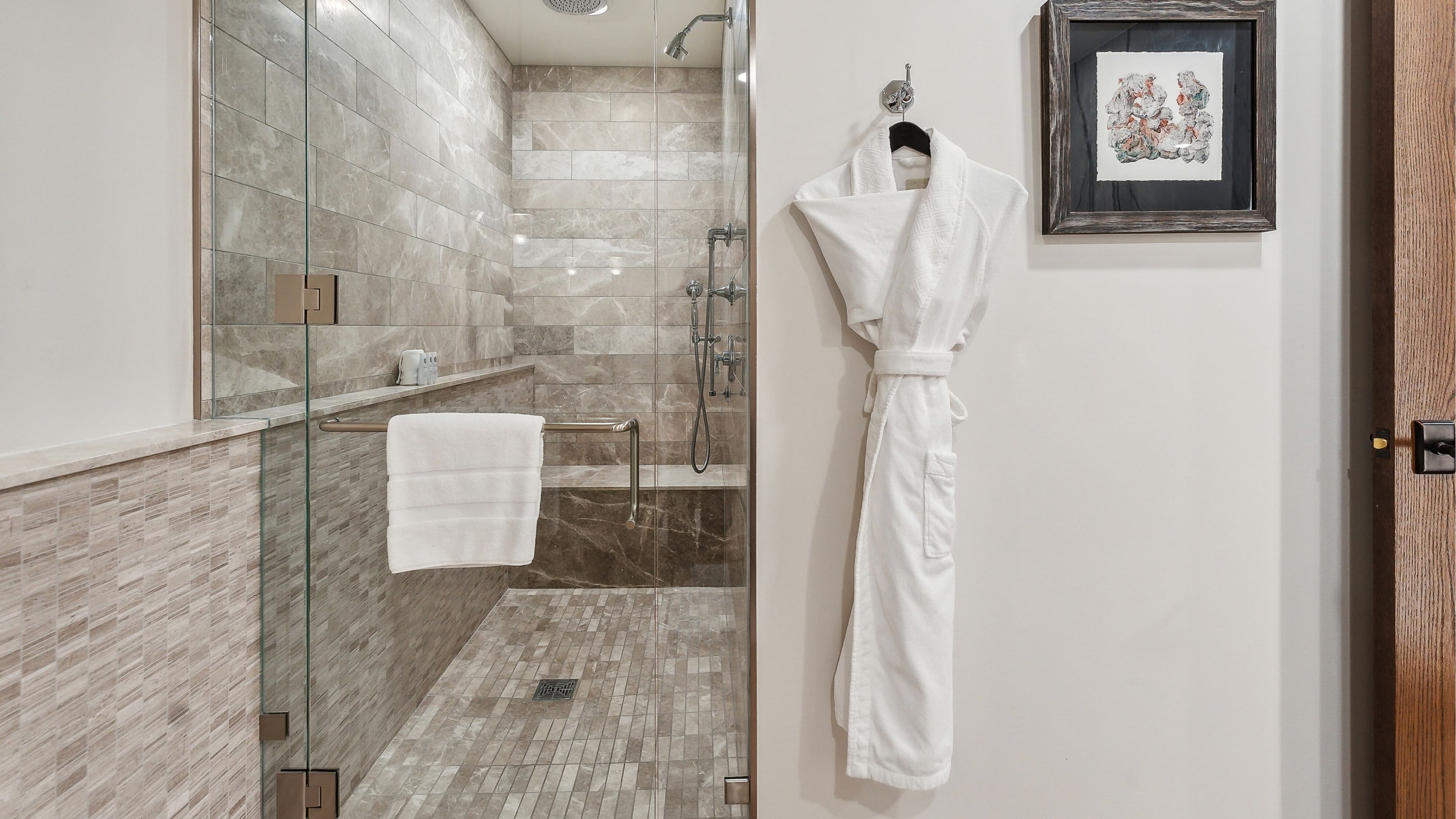 Snow Park Queen Room - Image 5