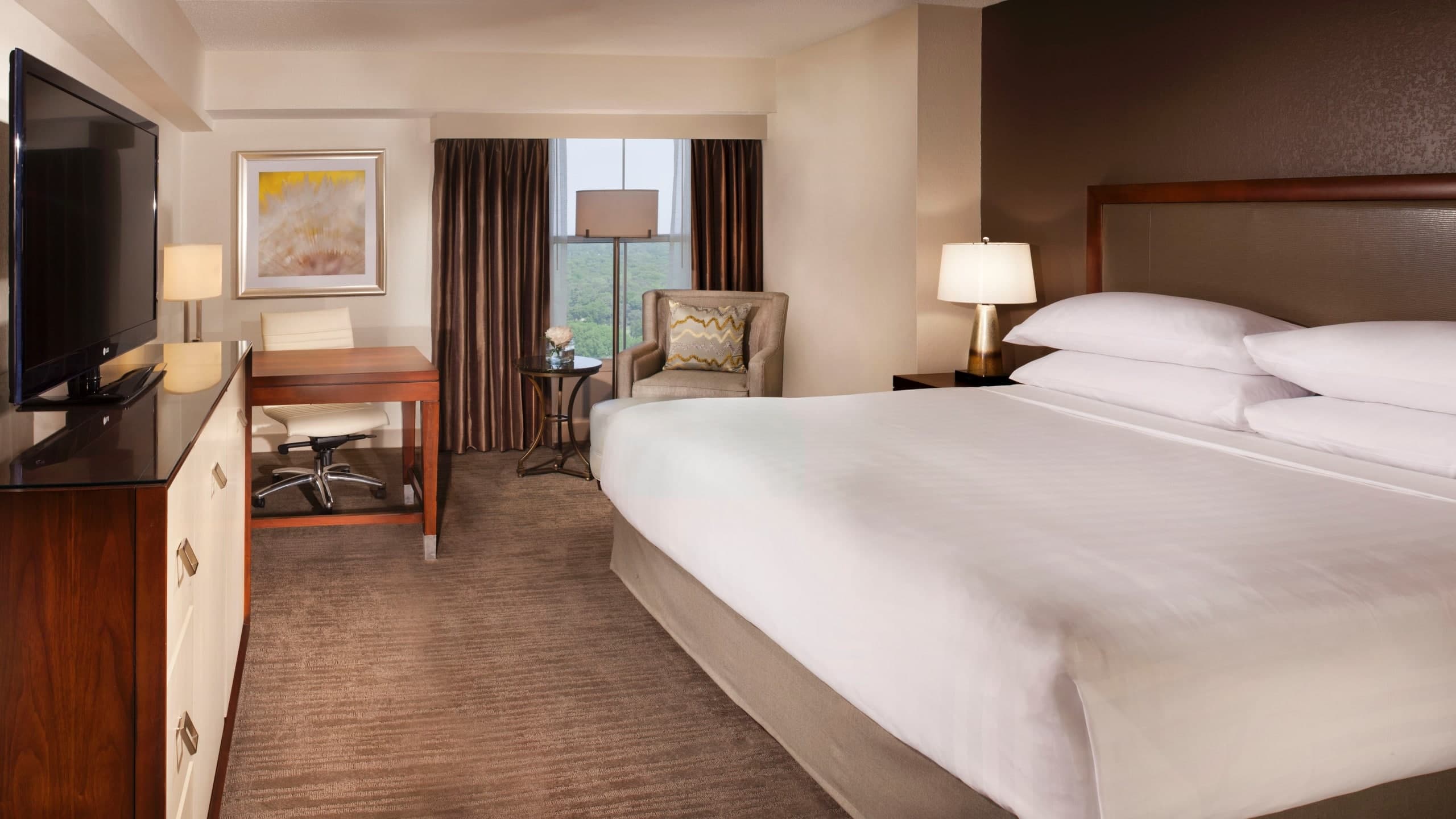 1 King Bed with Accessible Tub - Image 1