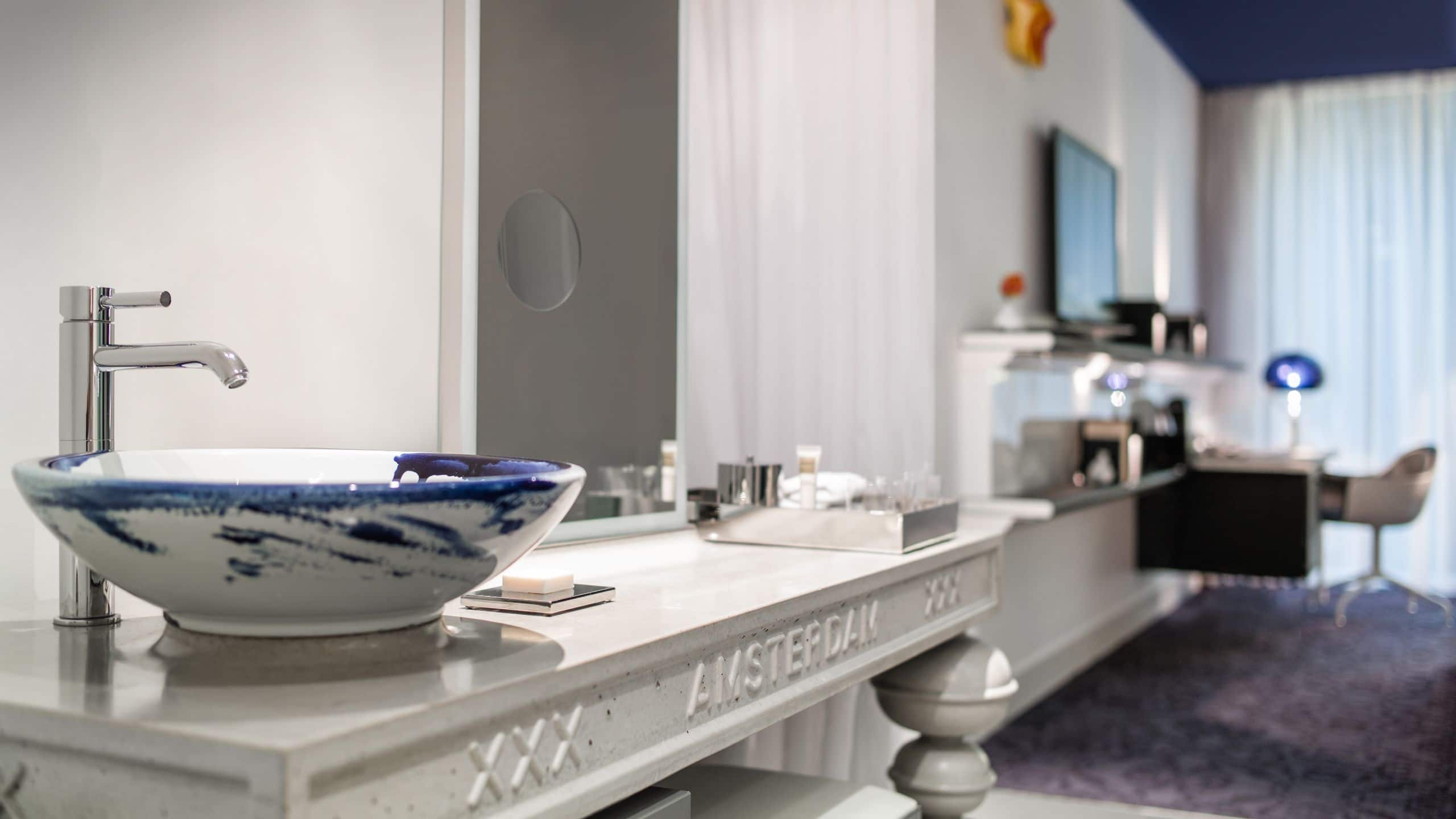 1 King Bed Atrium View - Image 3