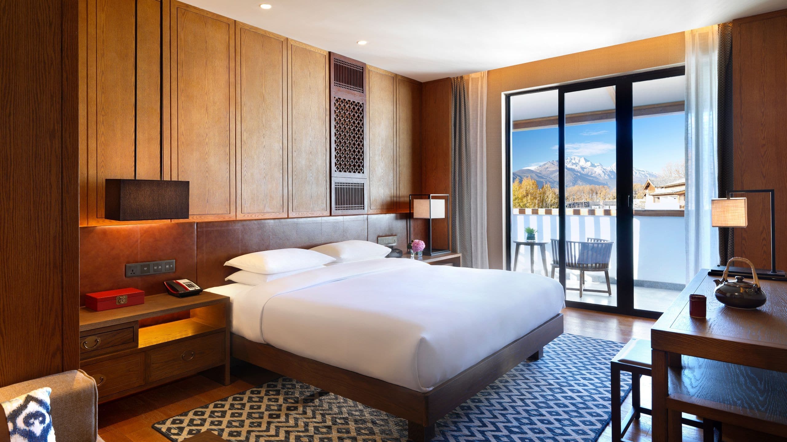 Deluxe Suite with 1 King Bed - Image 1