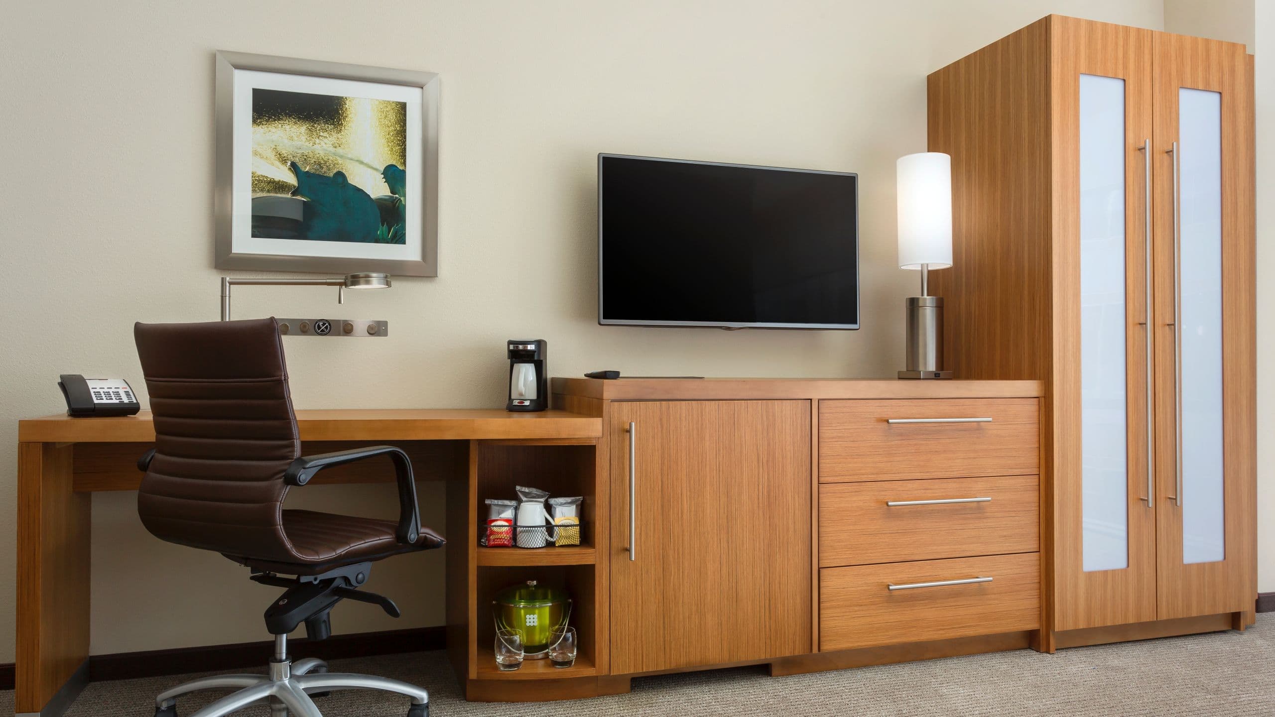 Accessible King Bed/Tub (with sofa bed) - Image 2