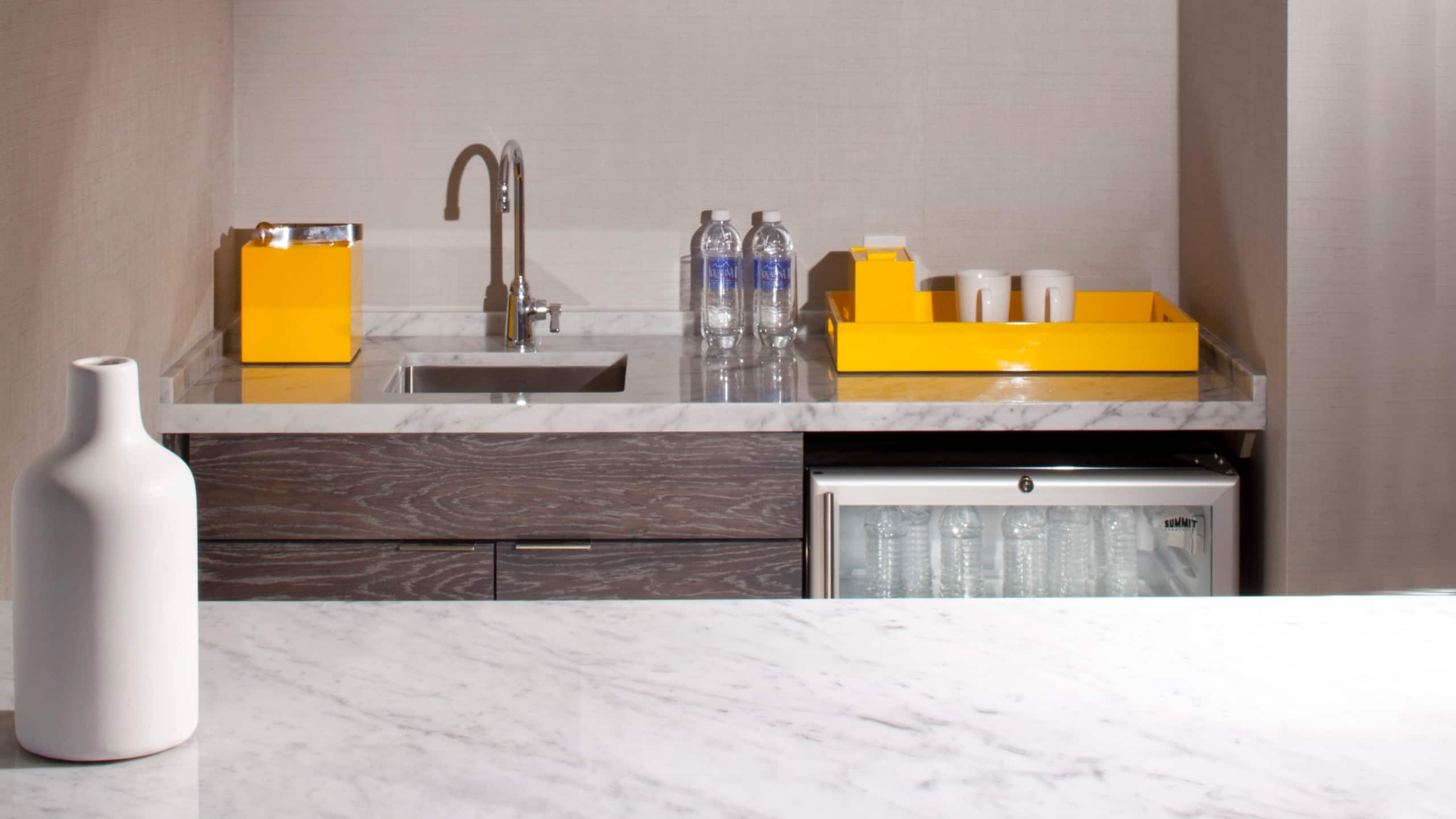 One Queen Bed - Image 4