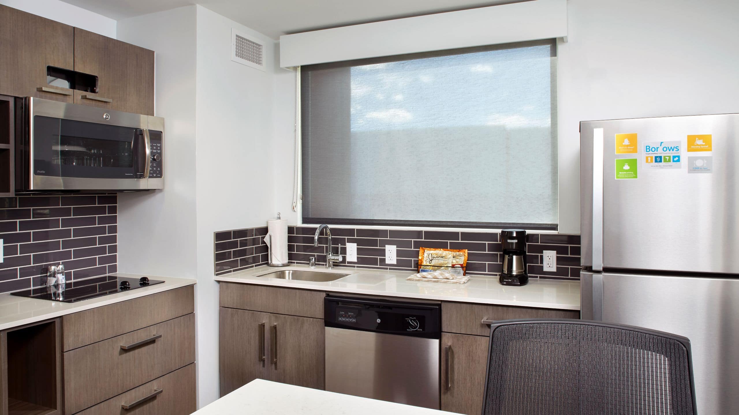 King Bed One-Bedroom Kitchen Suite (with sofa bed) - Image 2