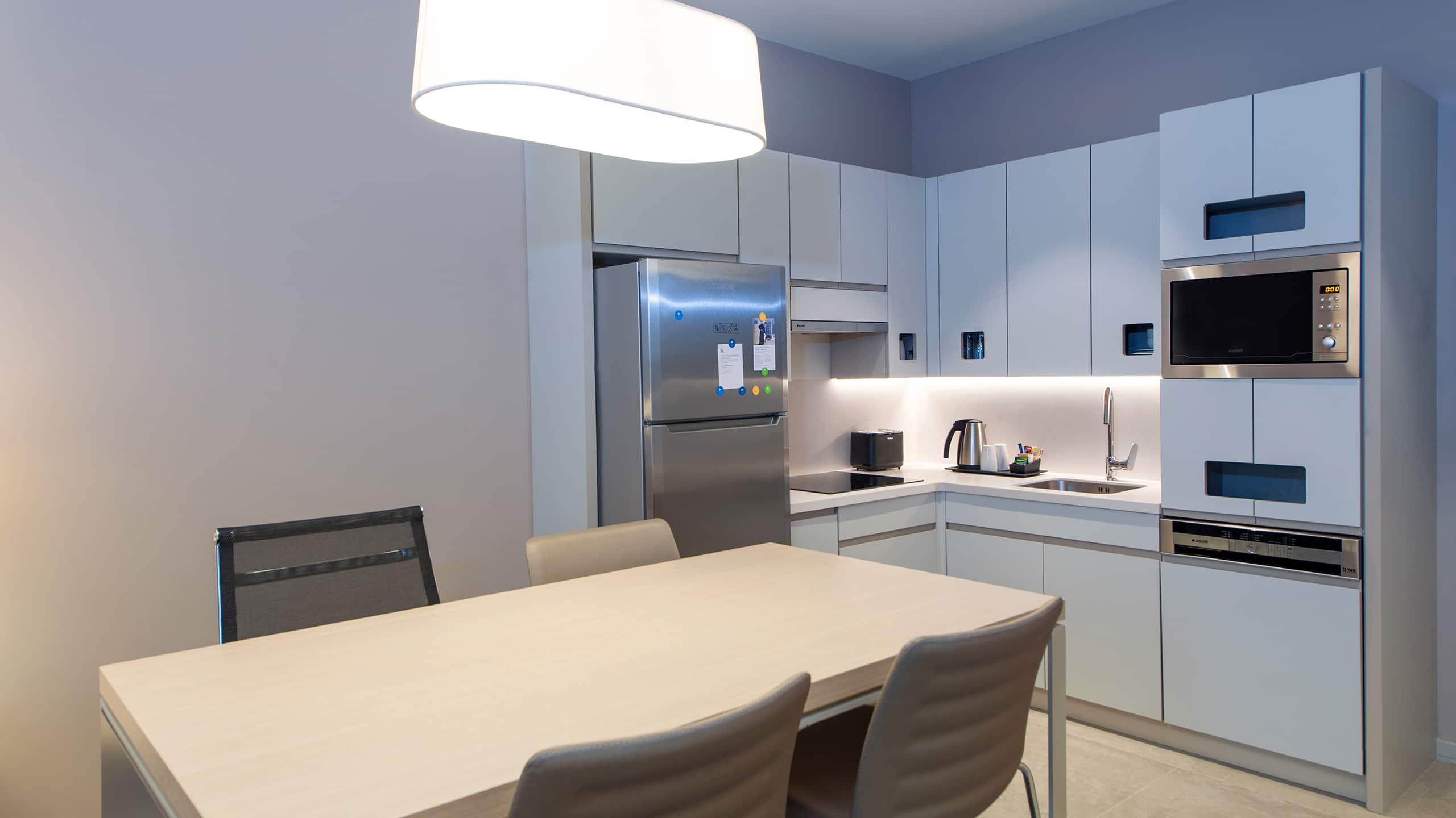 One Bedroom Suite with 2 Twin Beds a Kitchenette and a Sofabed - Image 6