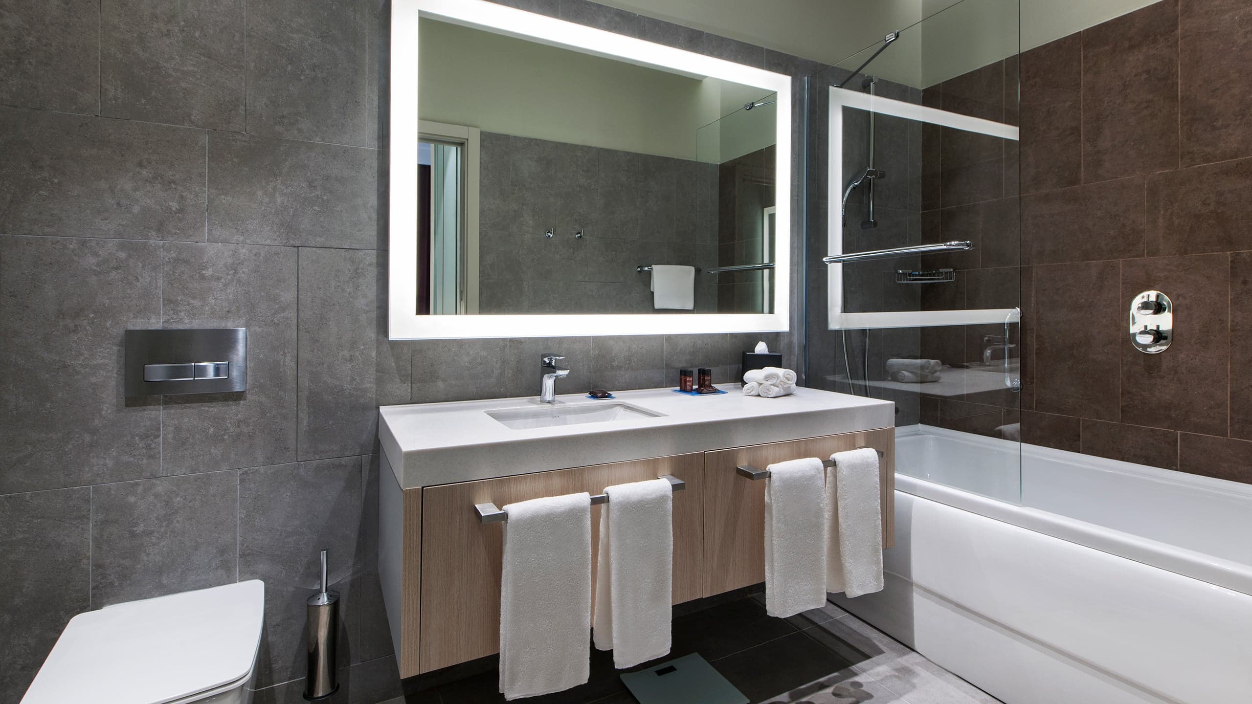 One Bedroom Suite with 2 Twin Beds a Kitchenette and a Sofabed - Image 9