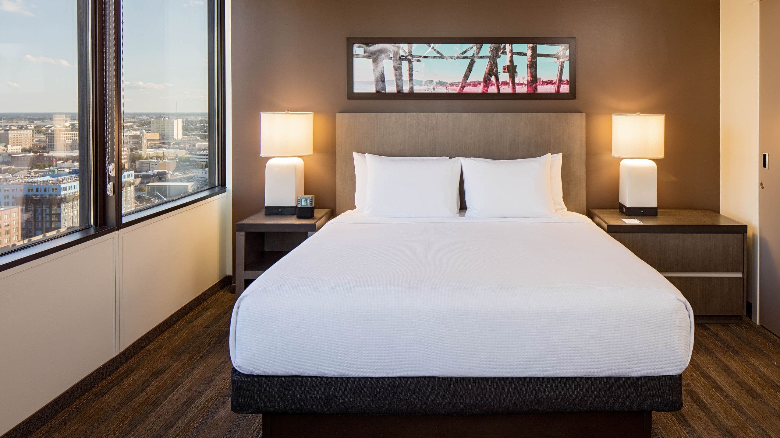 One Bedroom King Suite with View - Image 1