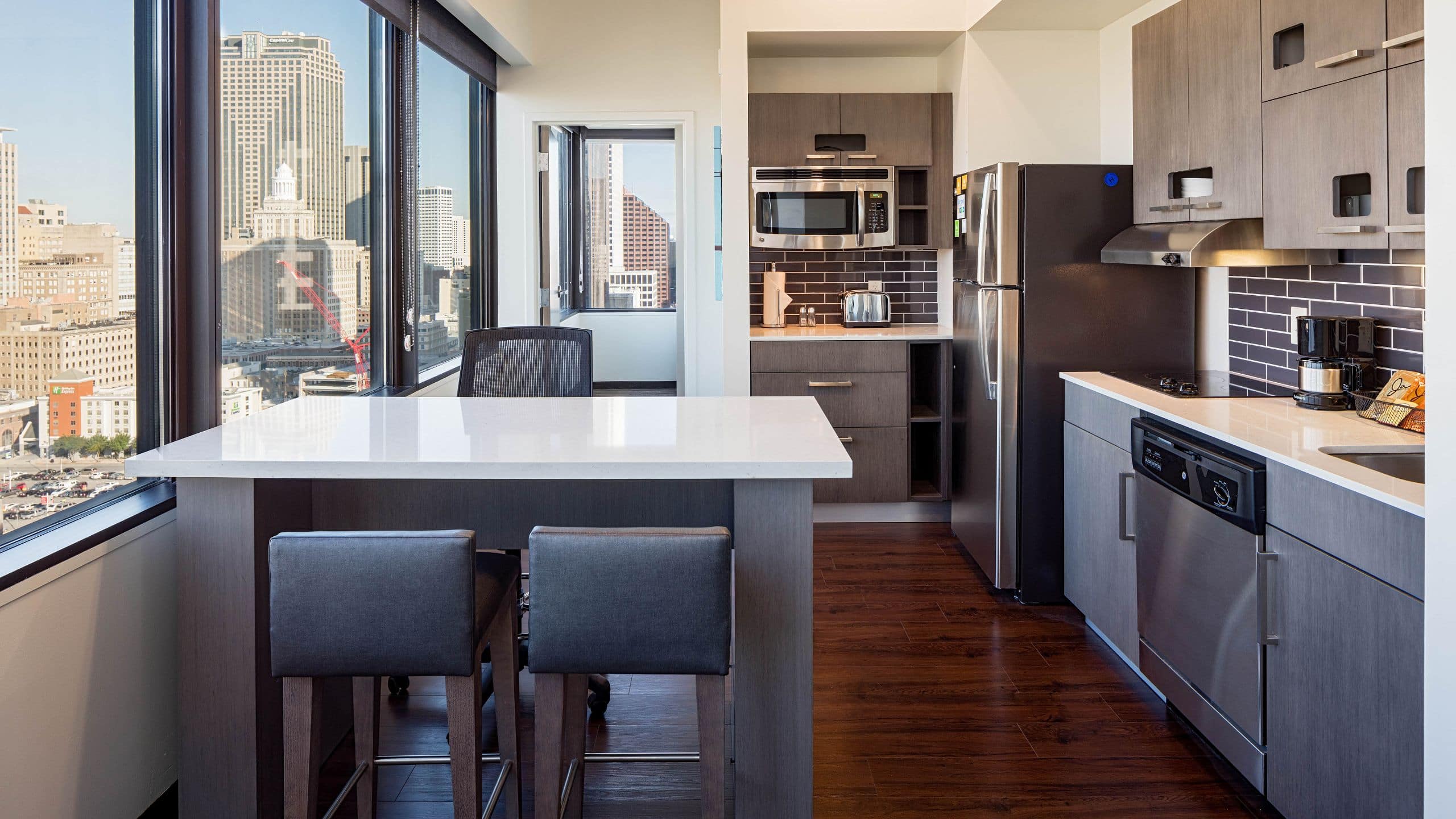 One Bedroom King Suite with View - Image 2