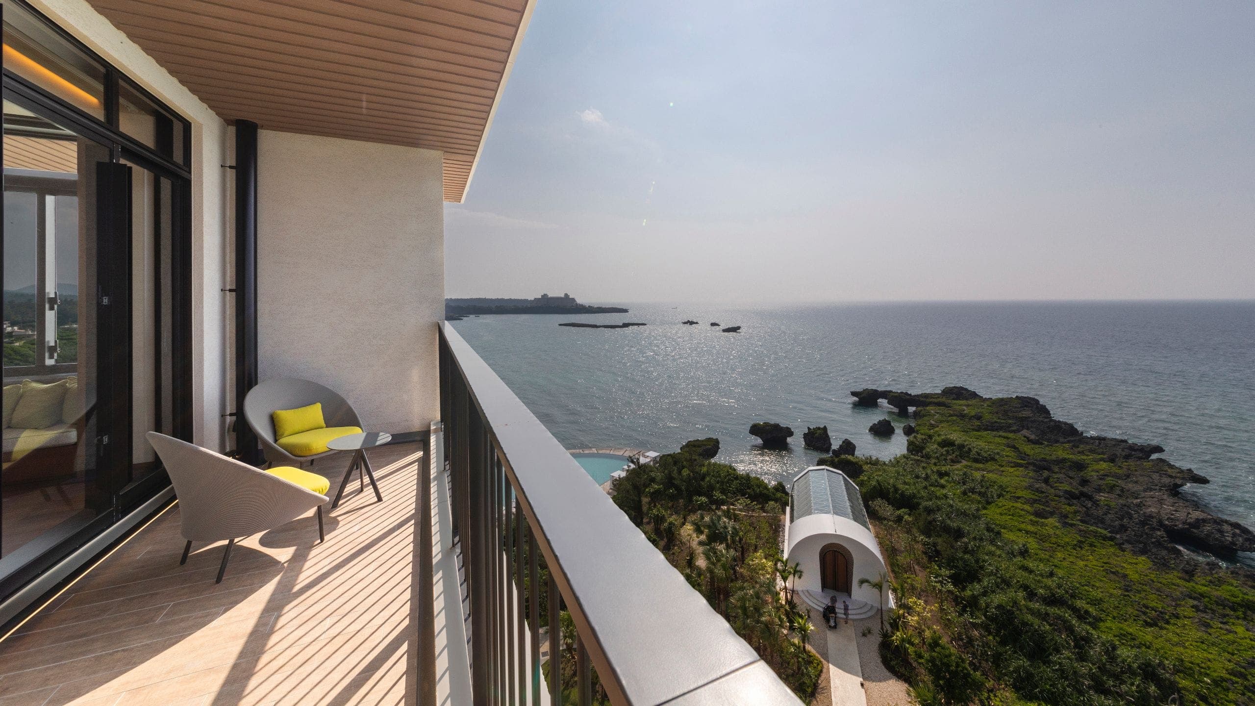 Corner Suite, 2 Twin Beds, Ocean View - Image 7