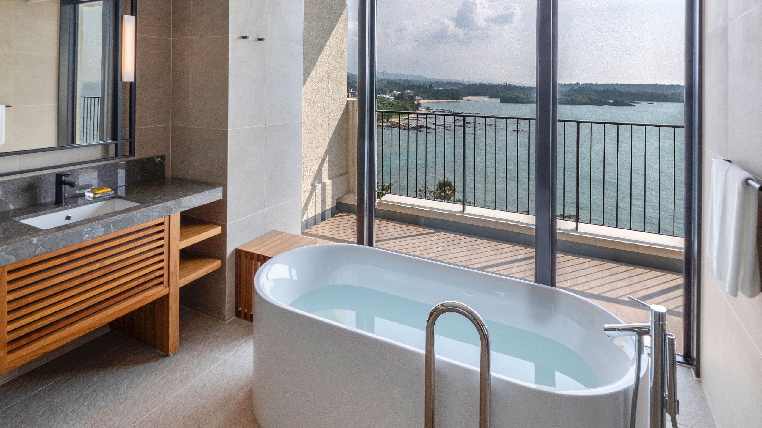 Corner Suite, 2 Twin Beds, Ocean View - Image 6