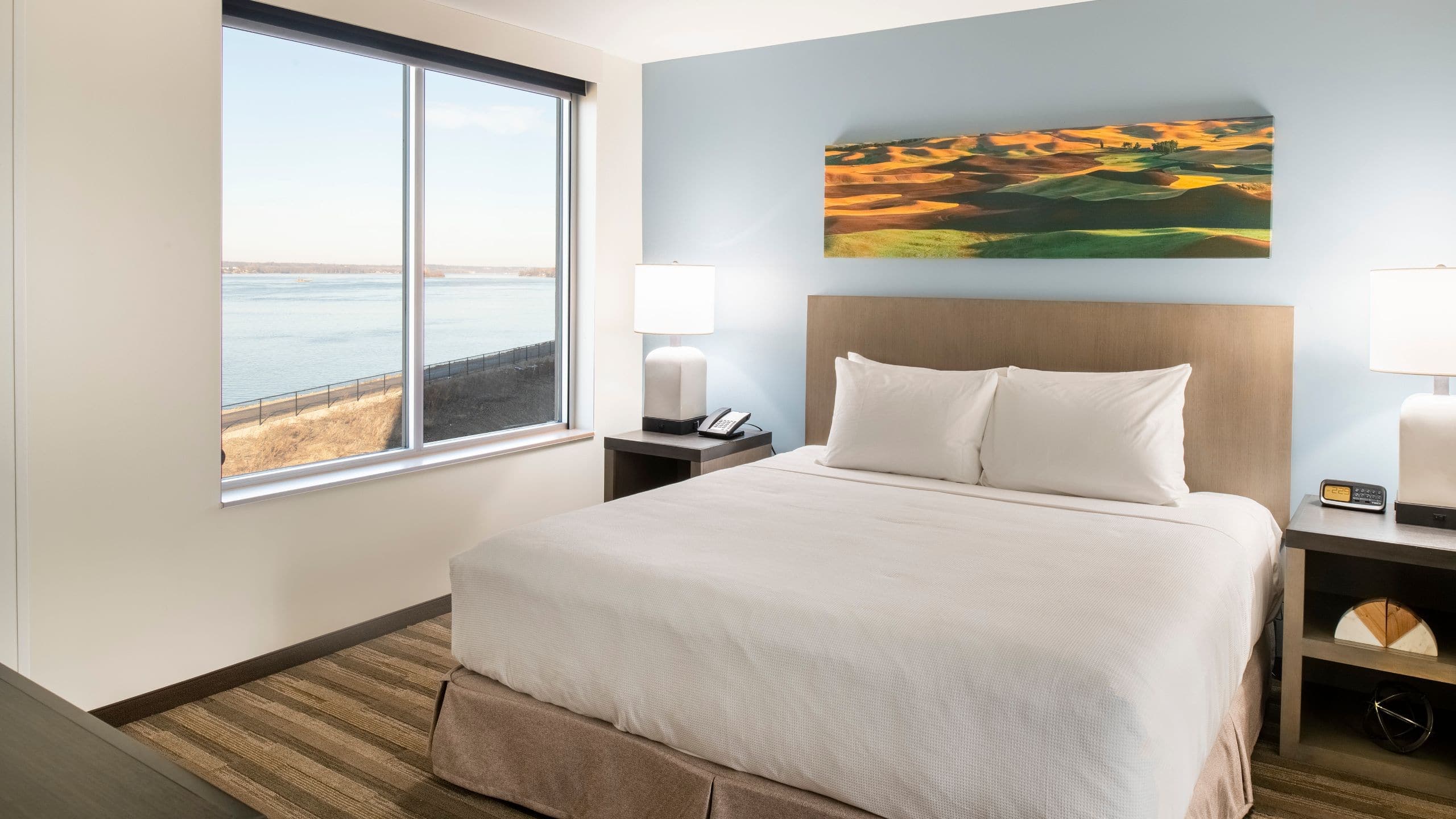 Accessible Den Guestroom/Roll-in Shower | King Bed - Image 1