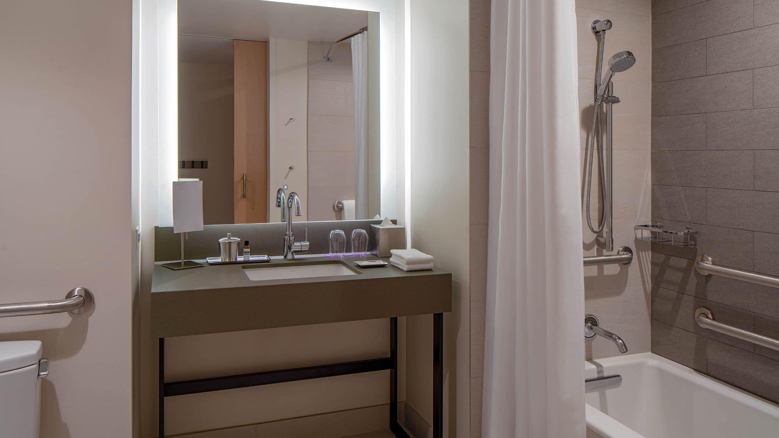 1 King Bed Accessible Tub - Image 1