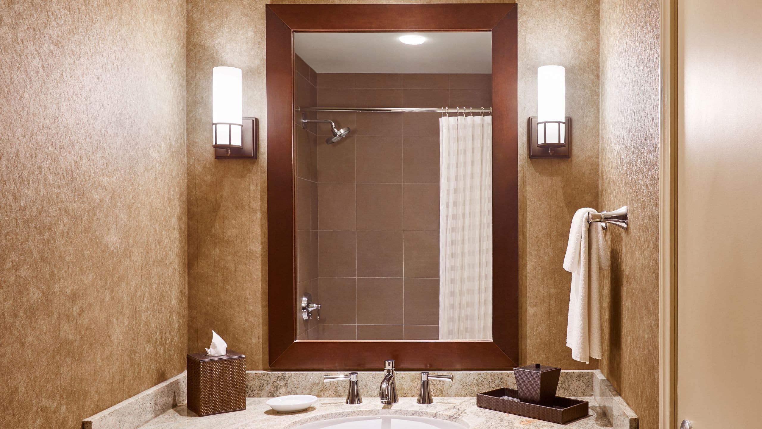 1 Queen and 1 Double Bed - Image 2