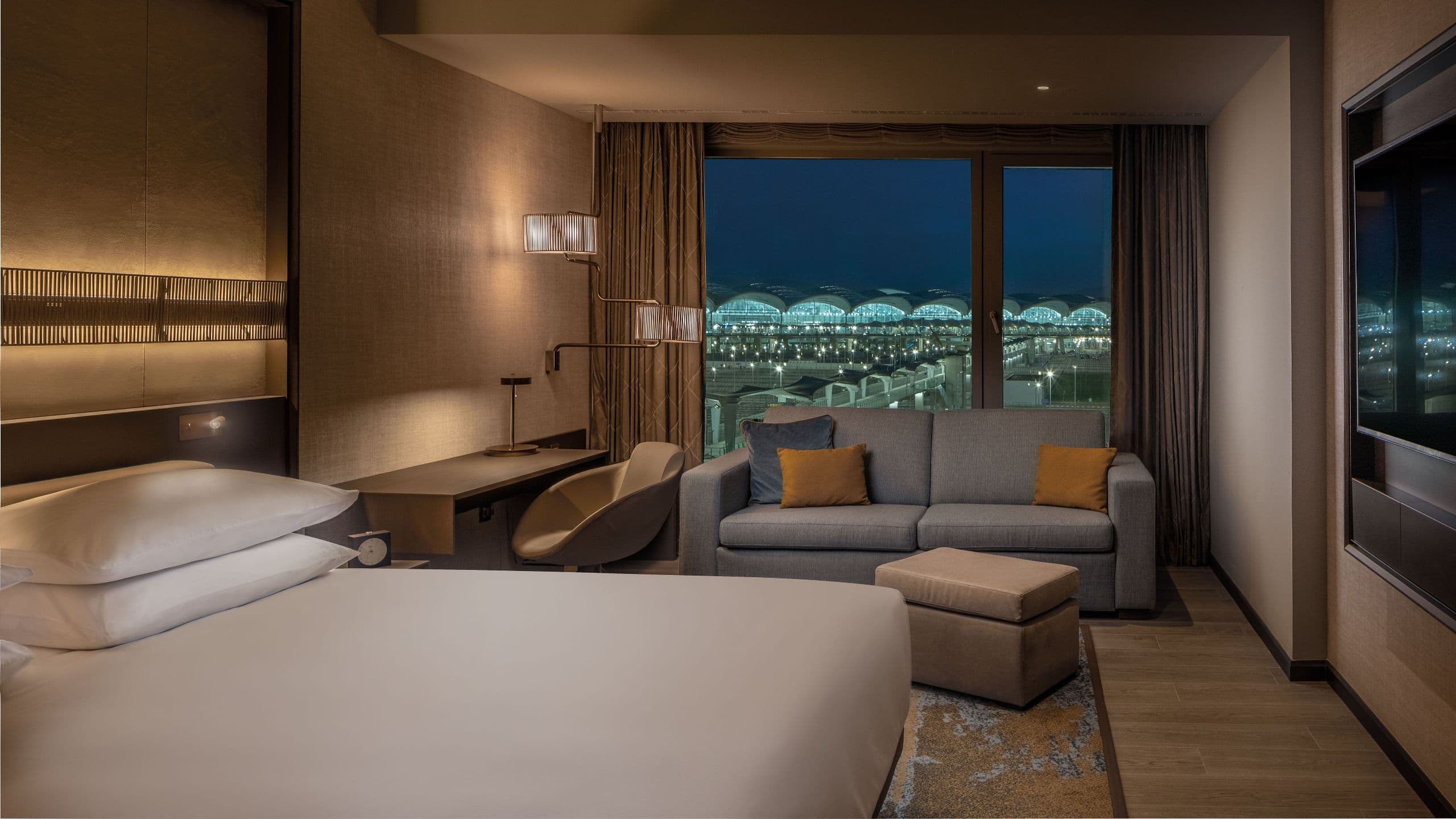 1 King Bed - Image 3