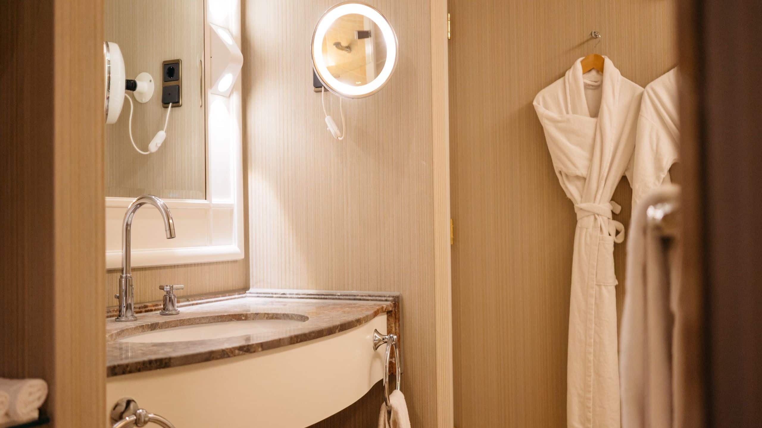 1 King Bed - Image 3