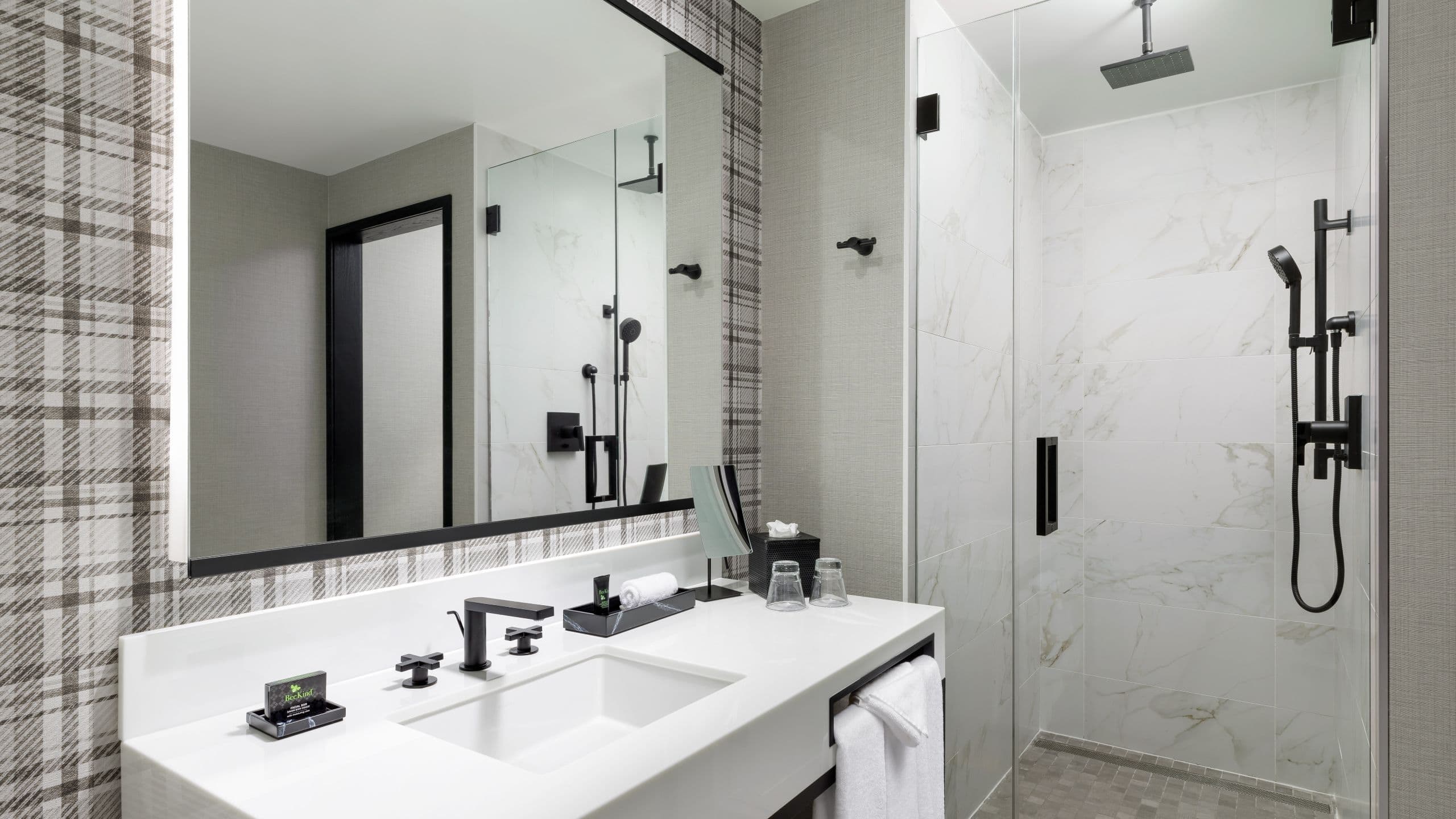 1 Bedroom Suite with Queen Bed - Image 4