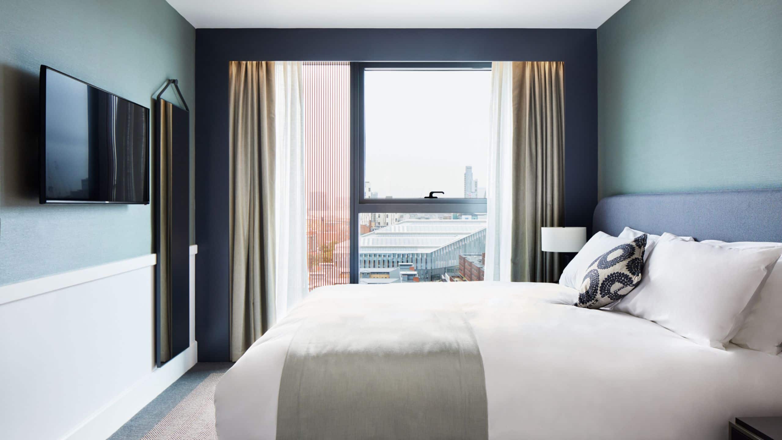 1 Bedroom Suite with Kitchenette - Image 4