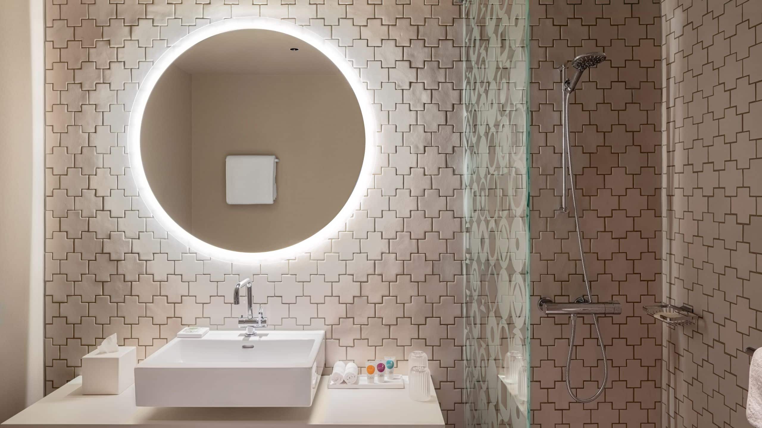 1 King Bed - Image 5